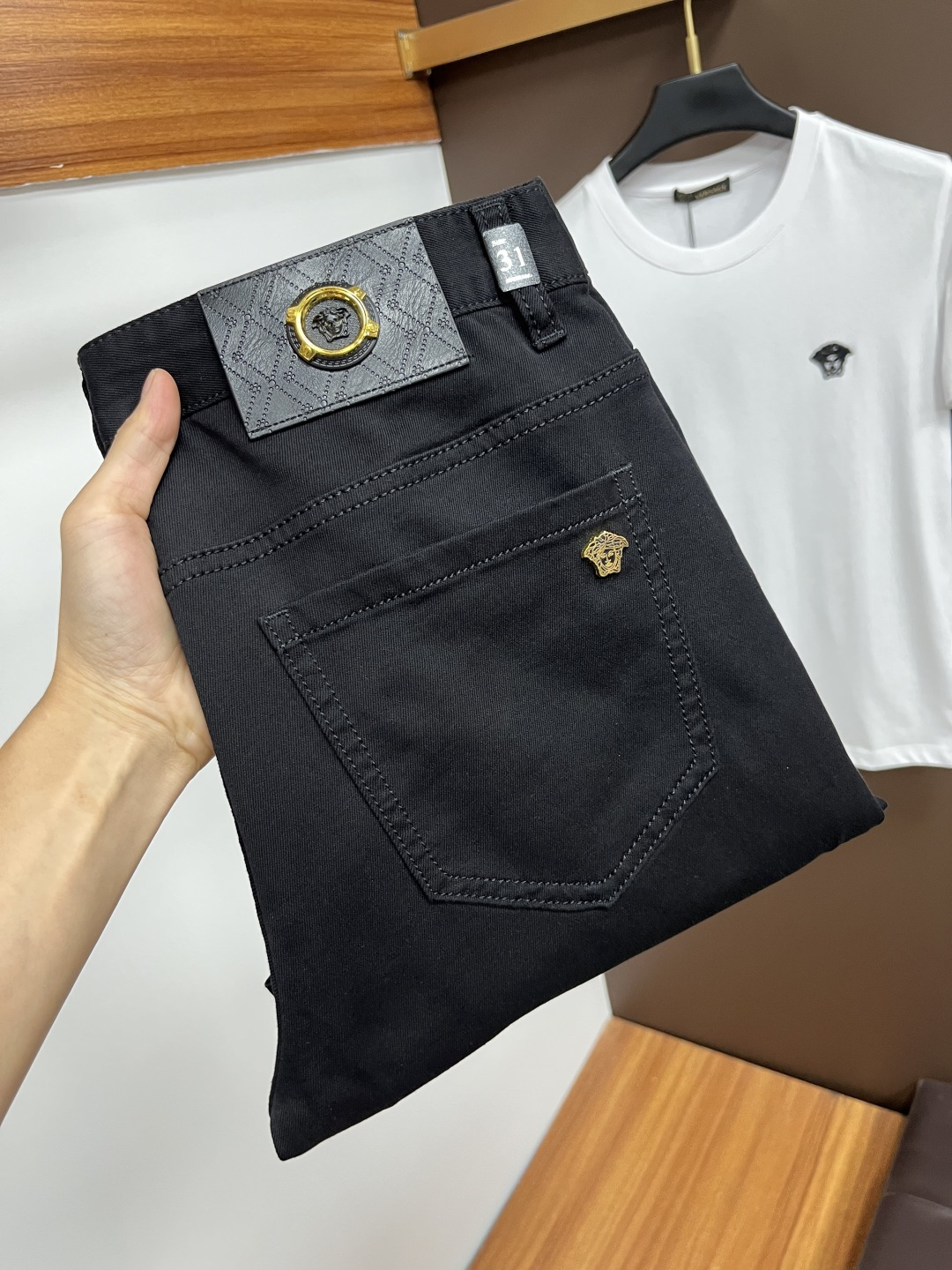 NO:471644,Versace The latest jeans in summer 2025 are stress-free when entering and leaving the store. Hot-selling counters. Taste and value are shared. They are very comfortable to wear. Low-key and luxurious. They are very classy when worn. There is no need to say much about the style and cutting of the pants. The upper body is exquisite and vivid. The truly first-class quality is a top-notch material. The real palace-grade casual pants are made of Turkey cotton and produce the most famous tannin fabric. The quality is excellent. The pants are soft after heavy washing. The straight-footed style is not picky. The upper body is absolutely stylish. L25 is extremely luxurious!  Size 29-38, versace, jeans, alexander wang19860909范思哲 2025年夏季最新品牛仔裤出入专卖店无压力 专柜热销款 品味与价值共享 身穿着非常舒适 低调不失奢华 穿出去非常有档次,裤型款式和裁剪亦无需多言 上身精致跃然.真正一等一顶级质料 真正殿堂级的休闲裤,选用土耳其的棉花 生产出最有名的单宁布 品质卓然 经过重水洗使得裤子很柔软 直脚的版型 不挑人 上身绝对的有型 L25 极度奢华！尺码29-38,,versace,jeans,alexander wang,Men's clothing