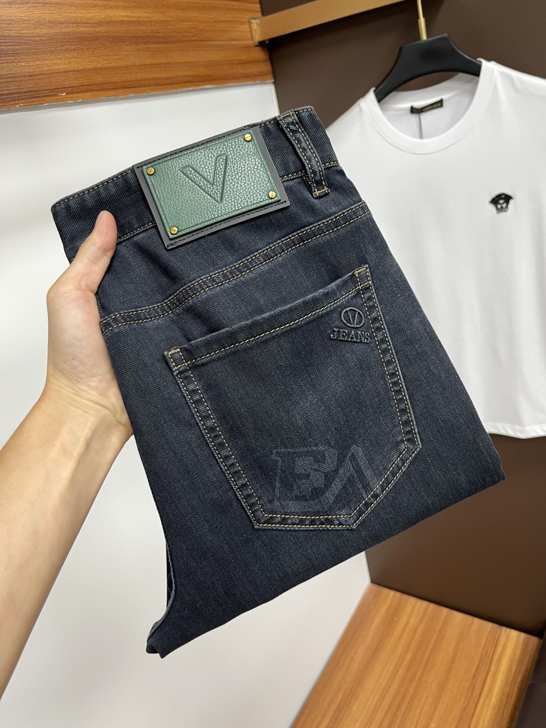 NO:471650,Valentino The latest jeans in summer 2025 are stress-free when entering and leaving the store. Hot-selling counters. Taste and value are shared. They are very comfortable to wear. Low-key and luxurious. They are very classy when worn. There is no need to say much about the style and cutting of the pants. The upper body is exquisite and vivid. The truly first-class quality is a top-notch material. The real palace-grade casual pants are made of Turkey cotton and produce the most famous tannin fabric. The quality is excellent. The pants are soft after heavy washing. The straight-footed style is not picky. The upper body is absolutely stylish. L25 is extremely luxurious!  Size 29-38, valentino, jeans, alexander wang19860909华伦天奴 2025年夏季最新品牛仔裤出入专卖店无压力 专柜热销款 品味与价值共享 身穿着非常舒适 低调不失奢华 穿出去非常有档次,裤型款式和裁剪亦无需多言 上身精致跃然.真正一等一顶级质料 真正殿堂级的休闲裤,选用土耳其的棉花 生产出最有名的单宁布 品质卓然 经过重水洗使得裤子很柔软 直脚的版型 不挑人 上身绝对的有型 L25 极度奢华！尺码29-38,,valentino,jeans,alexander wang,Men's clothing