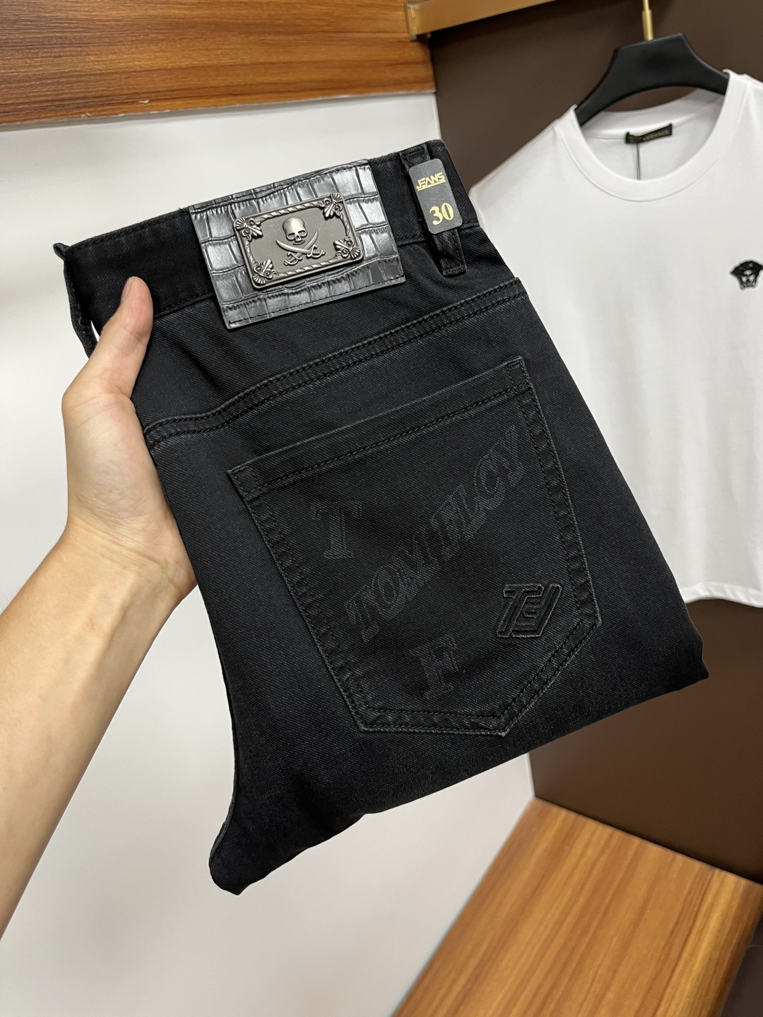 NO:471656,Philippe's latest summer 2025 jeans are stress-free when entering and leaving the store. The counter is popular. Taste and value are shared. It is very comfortable to wear. It is low-key and luxurious. It is very classy when worn. The trouser style and cutting are not much to say. The upper body is exquisite and vivid. It is truly first-class and top-quality. The real palace-grade casual pants are made of Turkey cotton and produce the most famous tannin cloth. The quality is excellent. It is heavy washing and makes the pants very soft. The straight-footed style is not picky. The upper body is absolutely stylish. L25 is extremely luxurious!  Size 29-38, PHILIPP PLEIN, jeans, alexander wang19860909菲利普 2025年夏季最新品牛仔裤出入专卖店无压力 专柜热销款 品味与价值共享 身穿着非常舒适 低调不失奢华 穿出去非常有档次,裤型款式和裁剪亦无需多言 上身精致跃然.真正一等一顶级质料 真正殿堂级的休闲裤,选用土耳其的棉花 生产出最有名的单宁布 品质卓然 经过重水洗使得裤子很柔软 直脚的版型 不挑人 上身绝对的有型 L25 极度奢华！尺码29-38,,PHILIPP PLEIN,jeans,alexander wang,Men's clothing