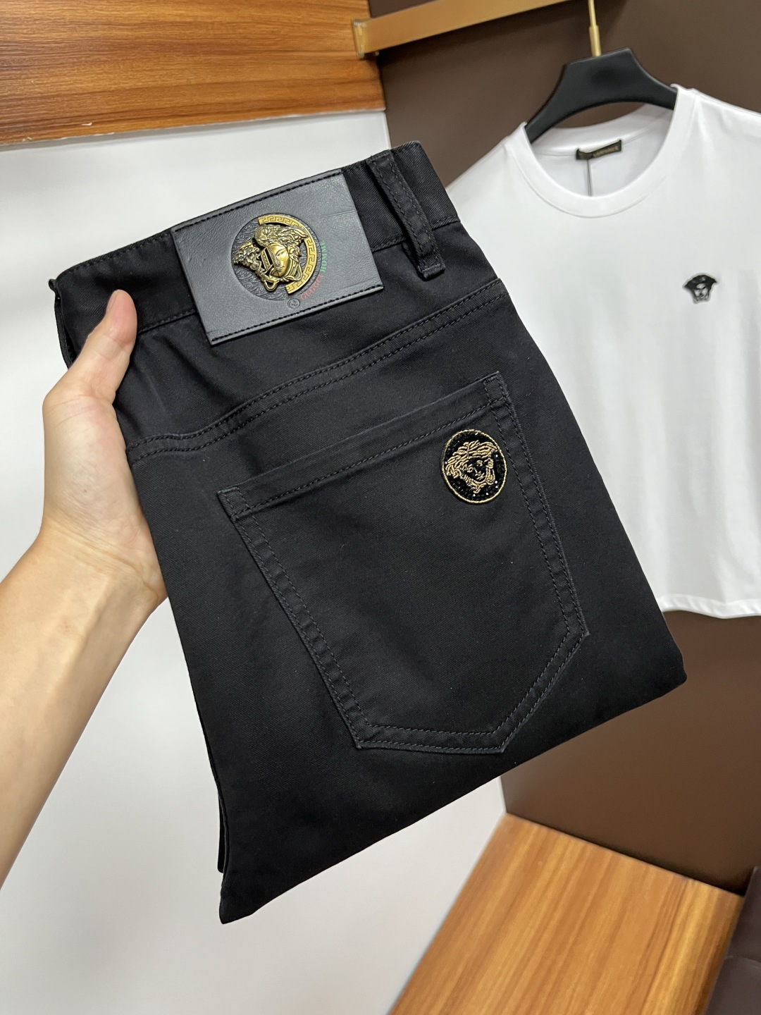 NO:471661,Versace The latest jeans in summer 2025 are stress-free when entering and leaving the store. Hot-selling counters. Taste and value are shared. They are very comfortable to wear. Low-key and luxurious. They are very classy when worn. There is no need to say much about the style and cutting of the pants. The upper body is exquisite and vivid. The truly first-class quality is a top-notch material. The real palace-grade casual pants are made of Turkey cotton and produce the most famous tannin fabric. The quality is excellent. The pants are soft after heavy washing. The straight-footed style is not picky. The upper body is absolutely stylish. L25 is extremely luxurious!  Size 29-38, versace, jeans, alexander wang19860909范思哲 2025年夏季最新品牛仔裤出入专卖店无压力 专柜热销款 品味与价值共享 身穿着非常舒适 低调不失奢华 穿出去非常有档次,裤型款式和裁剪亦无需多言 上身精致跃然.真正一等一顶级质料 真正殿堂级的休闲裤,选用土耳其的棉花 生产出最有名的单宁布 品质卓然 经过重水洗使得裤子很柔软 直脚的版型 不挑人 上身绝对的有型 L25 极度奢华！尺码29-38,,versace,jeans,alexander wang,Men's clothing