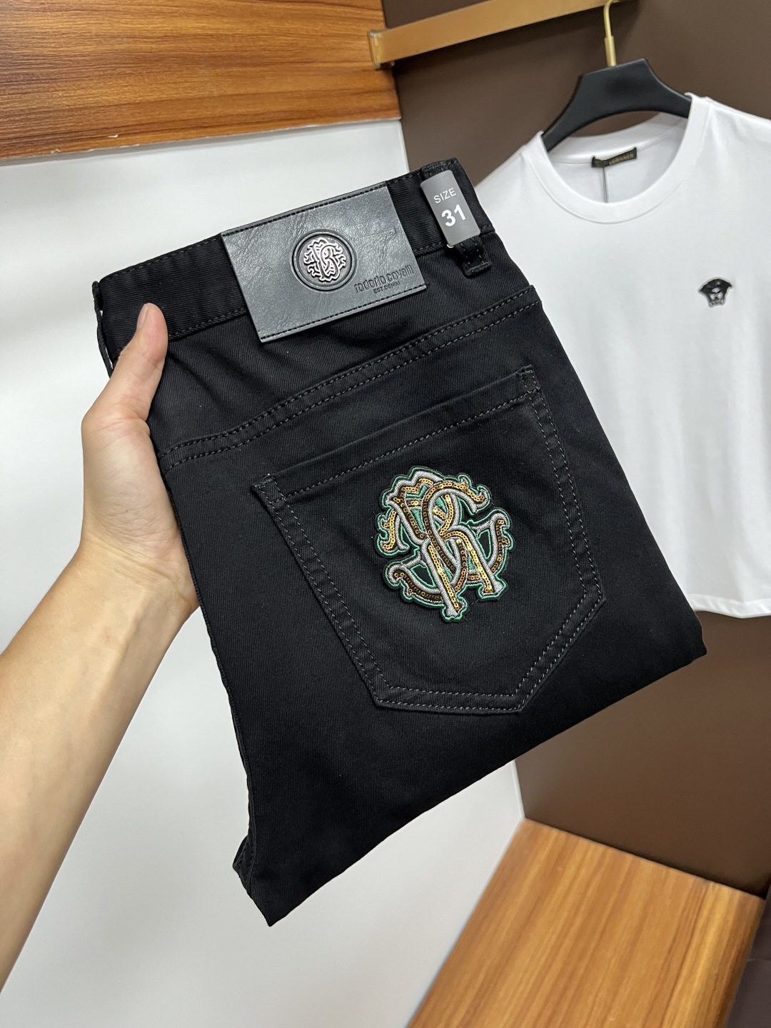 NO:471666,Cavalli The latest jeans in summer 2025 are stress-free when entering and leaving the store. Hot-selling counters. Taste and value are shared. They are very comfortable to wear. Low-key and luxurious. They are very classy when worn. There is no need to say much about the style and cutting of the pants. The upper body is exquisite and vivid. The truly first-class quality is a top-notch material. The real palace-grade casual pants are made of Turkey cotton and produce the most famous tannin fabric. The quality is excellent. The pants are soft after heavy washing. The straight-footed style is not picky. The upper body is absolutely stylish. L25 is extremely luxurious!  Size 29-38, jeans,alexander wang19860909卡沃利 2025年夏季最新品牛仔裤出入专卖店无压力 专柜热销款 品味与价值共享 身穿着非常舒适 低调不失奢华 穿出去非常有档次,裤型款式和裁剪亦无需多言 上身精致跃然.真正一等一顶级质料 真正殿堂级的休闲裤,选用土耳其的棉花 生产出最有名的单宁布 品质卓然 经过重水洗使得裤子很柔软 直脚的版型 不挑人 上身绝对的有型 L25 极度奢华！尺码29-38,,jeans,alexander wang,Men's clothing