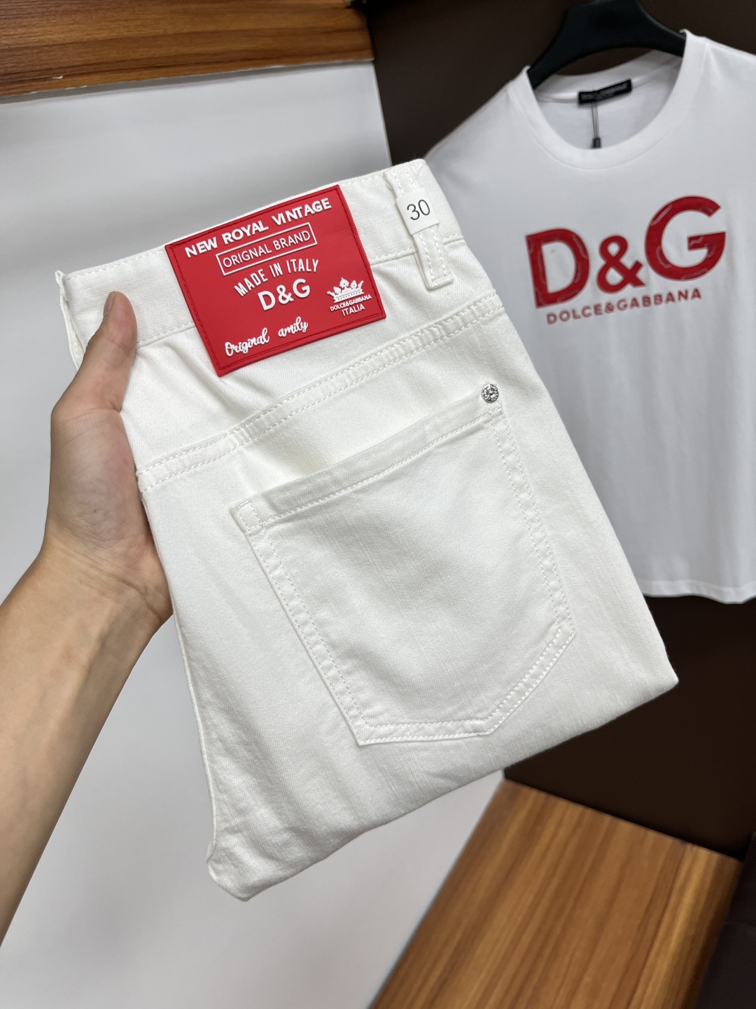 NO:503304,DG's latest summer 2025 jeans are stress-free when entering and leaving the store. The counter is popular. Taste and value are shared. It is very comfortable to wear. It is low-key and luxurious. It is very classy when worn. The trouser style and cutting are not too much. The upper body is exquisite and vivid. It is truly first-class and top-quality. The real palace-grade casual pants are made of Turkey cotton and produce the most famous tannin cloth. The quality is excellent. It is heavy washing and makes the pants very soft. The straight-footed style is not picky. The upper body is absolutely stylish. L25 is extremely luxurious!  Size 29-38, jeans,alexander wang19860909DG 2025年夏季最新品牛仔裤出入专卖店无压力 专柜热销款 品味与价值共享 身穿着非常舒适 低调不失奢华 穿出去非常有档次,裤型款式和裁剪亦无需多言 上身精致跃然.真正一等一顶级质料 真正殿堂级的休闲裤,选用土耳其的棉花 生产出最有名的单宁布 品质卓然 经过重水洗使得裤子很柔软 直脚的版型 不挑人 上身绝对的有型 L25 极度奢华！尺码29-38,,jeans,alexander wang,Men's clothing