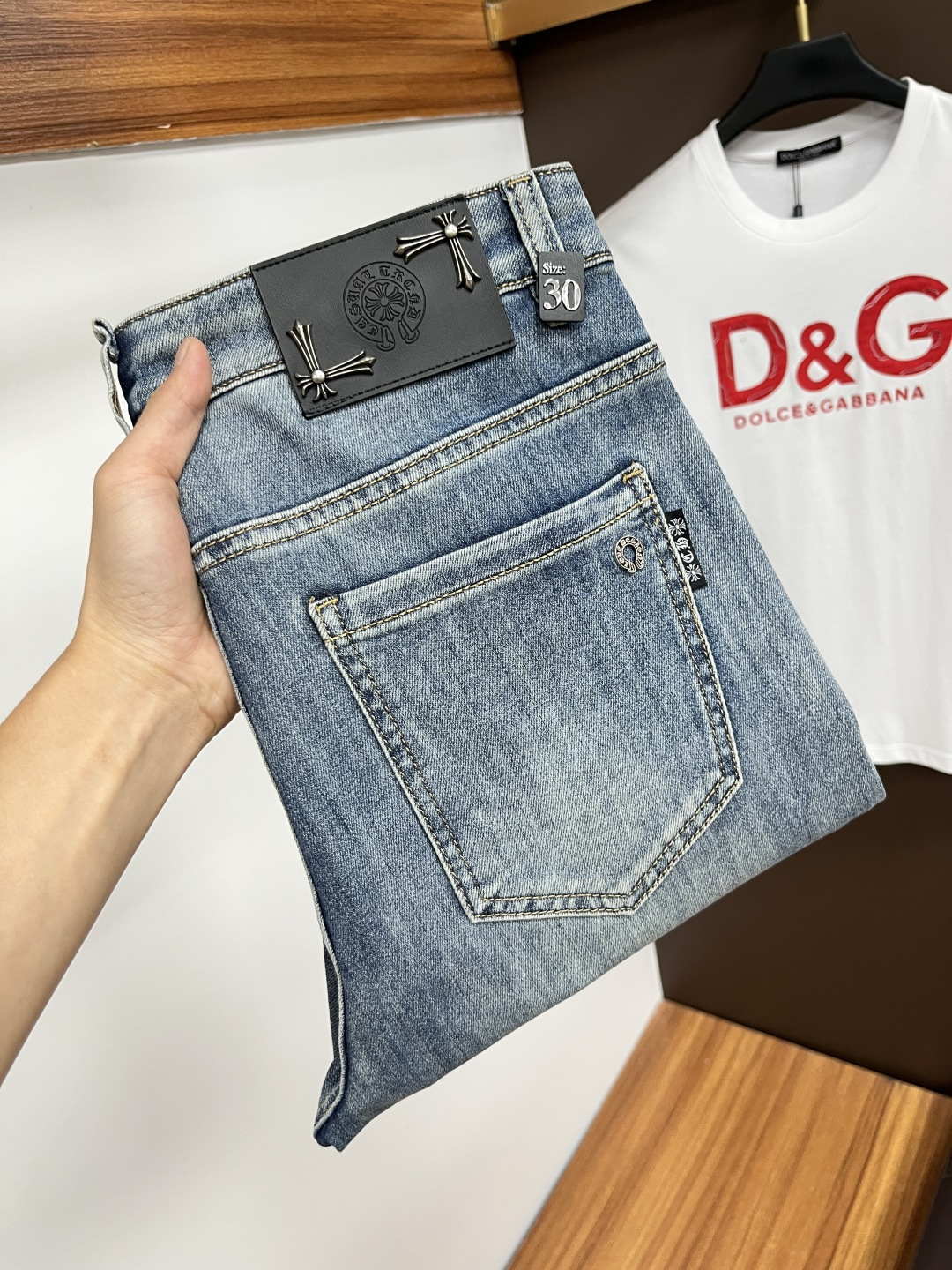 NO:503307,Croxin The latest jeans in summer 2025 are stress-free when entering and leaving the store. Hot-selling counters. Taste and value are shared. They are very comfortable to wear. Low-key and luxurious. They are very classy when worn. There is no need to say much about the style and cutting of the pants. The upper body is exquisite and vivid. The truly first-class quality is a top-notch material. The real palace-grade casual pants are made of Turkey cotton and produce the most famous tannin fabric. The quality is excellent. The pants are soft after heavy washing. The straight-footed style is not picky. The upper body is absolutely stylish. L25 is extremely luxurious!  Size 29-38, Chrome hearts, jeans, alexander wang19860909克罗心 2025年夏季最新品牛仔裤出入专卖店无压力 专柜热销款 品味与价值共享 身穿着非常舒适 低调不失奢华 穿出去非常有档次,裤型款式和裁剪亦无需多言 上身精致跃然.真正一等一顶级质料 真正殿堂级的休闲裤,选用土耳其的棉花 生产出最有名的单宁布 品质卓然 经过重水洗使得裤子很柔软 直脚的版型 不挑人 上身绝对的有型 L25 极度奢华！尺码29-38,,chrome hearts,jeans,alexander wang,Men's clothing