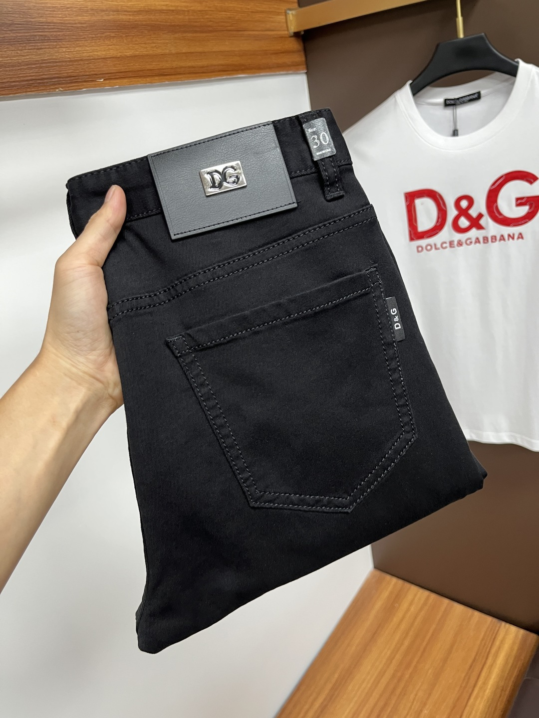 NO:483305,DG's latest summer 2025 jeans are stress-free when entering and leaving the store. The counter is popular. Taste and value are shared. It is very comfortable to wear. It is low-key and luxurious. It is very classy when worn. The trouser style and cutting are not too much. The upper body is exquisite and vivid. It is truly first-class and top-quality. The real palace-grade casual pants are made of Turkey cotton and produce the most famous tannin cloth. The quality is excellent. It is heavy washing and makes the pants very soft. The straight-footed style is not picky. The upper body is absolutely stylish. L25 is extremely luxurious!  Size 29-38, jeans,alexander wang19860909DG 2025年夏季最新品牛仔裤出入专卖店无压力 专柜热销款 品味与价值共享 身穿着非常舒适 低调不失奢华 穿出去非常有档次,裤型款式和裁剪亦无需多言 上身精致跃然.真正一等一顶级质料 真正殿堂级的休闲裤,选用土耳其的棉花 生产出最有名的单宁布 品质卓然 经过重水洗使得裤子很柔软 直脚的版型 不挑人 上身绝对的有型 L25 极度奢华！尺码29-38,,jeans,alexander wang,Men's clothing