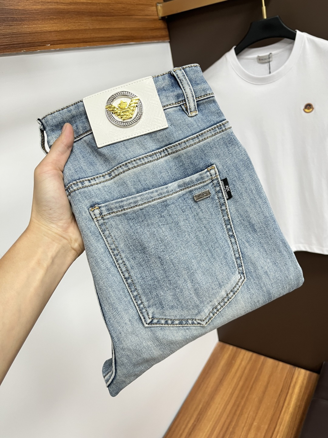 NO:483280,Armani The latest jeans in summer 2025 are stress-free when entering and leaving the store. Hot-selling counters. Taste and value are shared. They are very comfortable to wear. Low-key and luxurious. They are very classy when worn. There is no need to say much about the style and cutting of the pants. The upper body is exquisite and vivid. The truly first-class quality is a top-notch material. The real palace-grade casual pants are made of Turkey cotton and produce the most famous tannin fabric. The quality is excellent. The pants are soft after heavy washing. The straight-footed style is not picky. The upper body is absolutely stylish. L25 is extremely luxurious!  Size 29-38, Armani,jeans,alexander wang19860909阿玛尼 2025年夏季最新品牛仔裤出入专卖店无压力 专柜热销款 品味与价值共享 身穿着非常舒适 低调不失奢华 穿出去非常有档次,裤型款式和裁剪亦无需多言 上身精致跃然.真正一等一顶级质料 真正殿堂级的休闲裤,选用土耳其的棉花 生产出最有名的单宁布 品质卓然 经过重水洗使得裤子很柔软 直脚的版型 不挑人 上身绝对的有型 L25 极度奢华！尺码29-38,,armani,jeans,alexander wang,Men's clothing