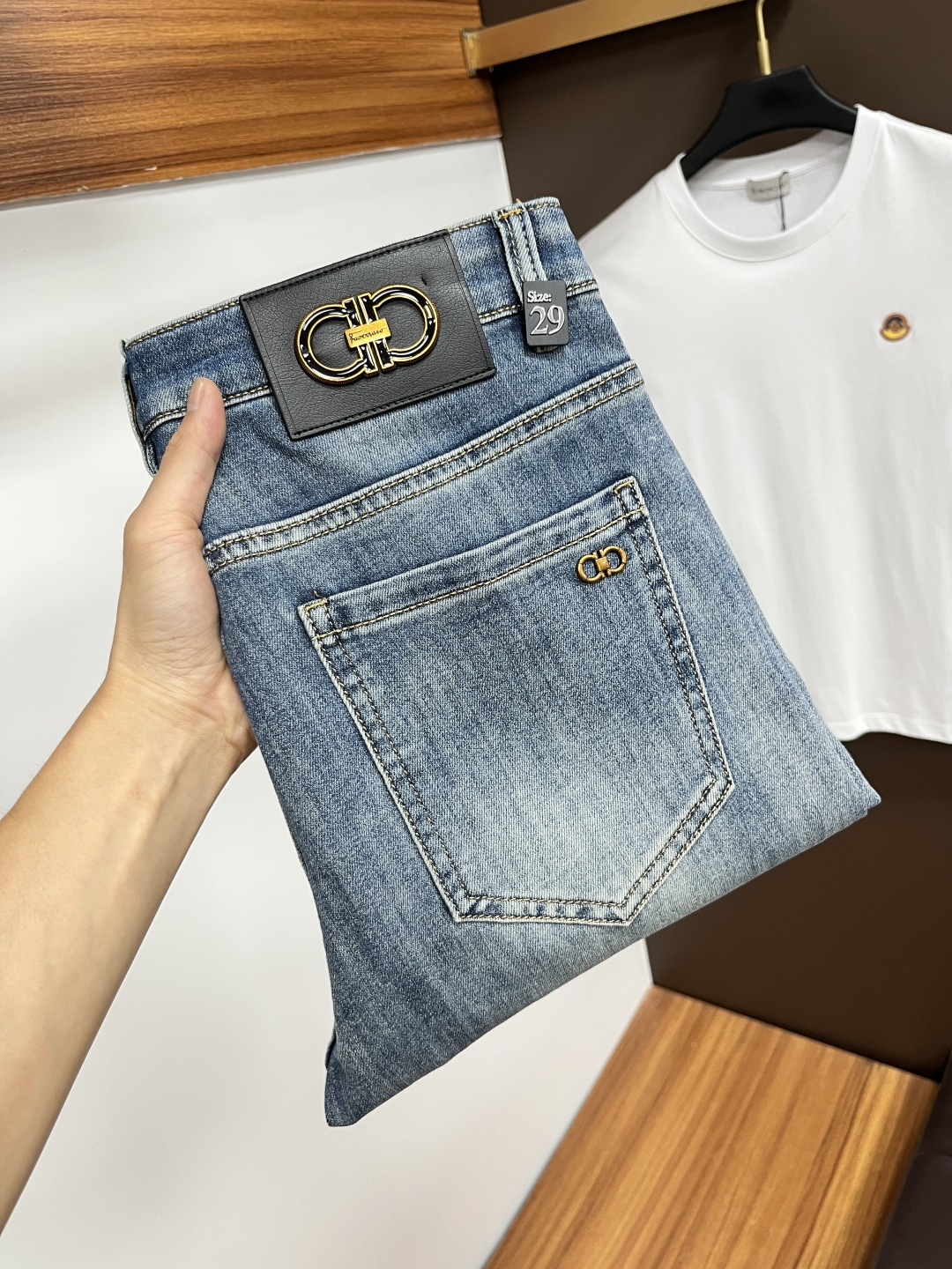 NO:483287,Ferragamo The latest jeans in summer 2025 are stress-free when entering and leaving the store. Hot-selling counters. Taste and value are shared. They are very comfortable to wear. Low-key and luxurious. They are very classy when worn. There is no need to say much about the style and cutting of the pants. The upper body is exquisite and vivid. The truly first-class quality is a top-notch material. The real palace-grade casual pants are made of Turkey cotton and produce the most famous tannin fabric. The quality is excellent. The pants are soft after heavy washing. The straight-footed style is not picky. The upper body is absolutely stylish. L25 is extremely luxurious!  Size 29-38, ferragamo, jeans, alexander wang19860909菲拉格慕 2025年夏季最新品牛仔裤出入专卖店无压力 专柜热销款 品味与价值共享 身穿着非常舒适 低调不失奢华 穿出去非常有档次,裤型款式和裁剪亦无需多言 上身精致跃然.真正一等一顶级质料 真正殿堂级的休闲裤,选用土耳其的棉花 生产出最有名的单宁布 品质卓然 经过重水洗使得裤子很柔软 直脚的版型 不挑人 上身绝对的有型 L25 极度奢华！尺码29-38,,ferragamo,jeans,alexander wang,Men's clothing