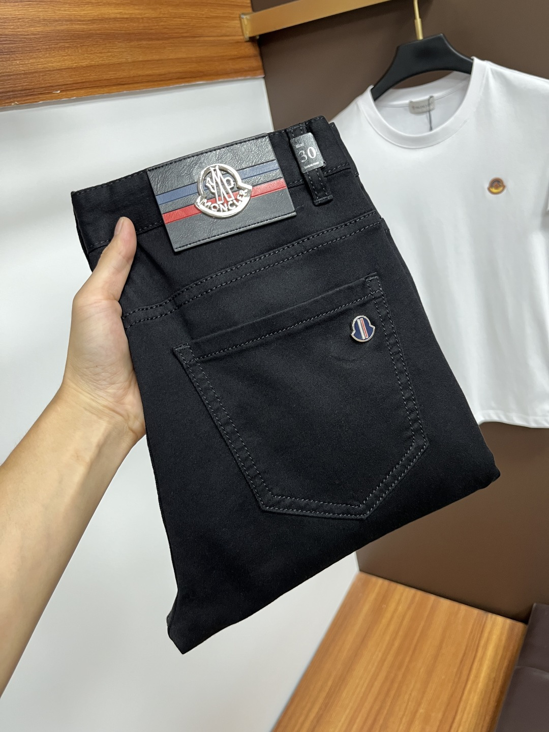 NO:483295,The latest jeans in summer 2025 are stress-free when entering and leaving the store. Hot-selling counters. Taste and value are shared. They are very comfortable to wear. Low-key and luxurious. They are very classy when worn. There is no need to say much about the style and cutting of the pants. The upper body is exquisite and vivid. The truly first-class quality is a top-notch material. The real palace-grade casual pants are made of Turkey cotton and produce the most famous tannin fabric. The quality is excellent. The pants are soft after heavy washing. The straight-footed style is not picky. The upper body is absolutely stylish. L25 is extremely luxurious!  Size 29-38, Moncler, jeans, alexander wang19860909蒙口 2025年夏季最新品牛仔裤出入专卖店无压力 专柜热销款 品味与价值共享 身穿着非常舒适 低调不失奢华 穿出去非常有档次,裤型款式和裁剪亦无需多言 上身精致跃然.真正一等一顶级质料 真正殿堂级的休闲裤,选用土耳其的棉花 生产出最有名的单宁布 品质卓然 经过重水洗使得裤子很柔软 直脚的版型 不挑人 上身绝对的有型 L25 极度奢华！尺码29-38,,Moncler,jeans,alexander wang,Men's clothing