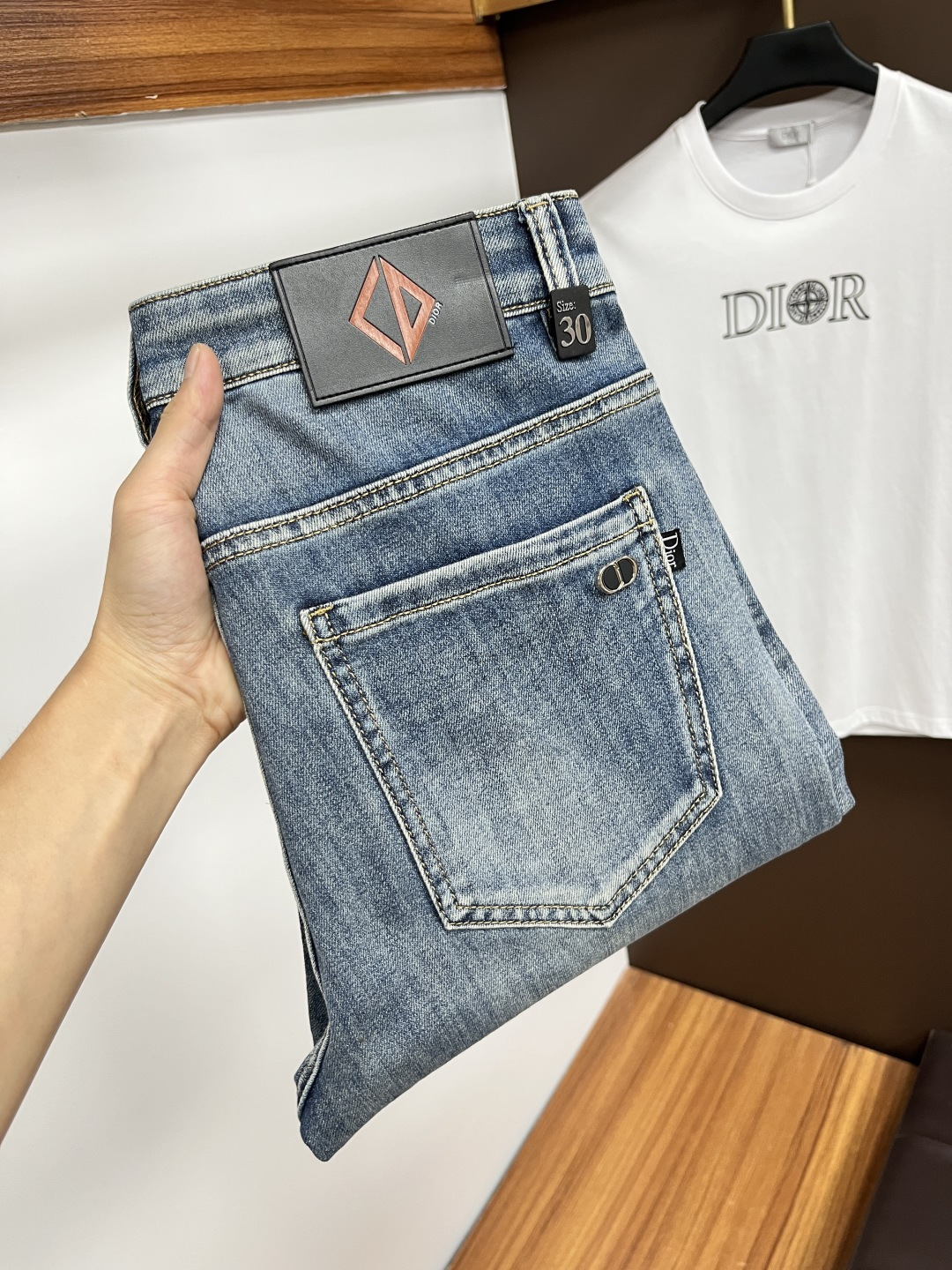 NO:483303,Dior's latest summer 2025 jeans are stress-free when entering and leaving the store. Hot-selling counters. Taste and value are shared. They are very comfortable to wear. Low-key and luxurious. They are very classy when worn. There is no need to say much about the style and cutting of the pants. The upper body is exquisite and vivid. The truly first-class quality is a top-notch material. The real palace-grade casual pants are made of Turkey cotton and produce the most famous tannin fabric. The quality is excellent. The pants are soft after heavy washing. The straight-footed style is not picky. The upper body is absolutely stylish. L25 is extremely luxurious!  Size 29-38, Dior, Jeans, Alexander wang19860909迪奥 2025年夏季最新品牛仔裤出入专卖店无压力 专柜热销款 品味与价值共享 身穿着非常舒适 低调不失奢华 穿出去非常有档次,裤型款式和裁剪亦无需多言 上身精致跃然.真正一等一顶级质料 真正殿堂级的休闲裤,选用土耳其的棉花 生产出最有名的单宁布 品质卓然 经过重水洗使得裤子很柔软 直脚的版型 不挑人 上身绝对的有型 L25 极度奢华！尺码29-38,,dior,jeans,alexander wang,Men's clothing