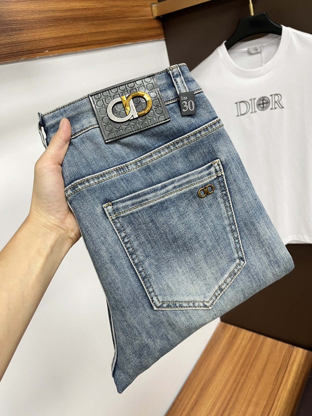 NO:483310,Ferragamo The latest jeans in summer 2025 are stress-free when entering and leaving the store. Hot-selling counters. Taste and value are shared. They are very comfortable to wear. Low-key and luxurious. They are very classy when worn. There is no need to say much about the style and cutting of the pants. The upper body is exquisite and vivid. The truly first-class quality is a top-notch material. The real palace-grade casual pants are made of Turkey cotton and produce the most famous tannin fabric. The quality is excellent. The pants are soft after heavy washing. The straight-footed style is not picky. The upper body is absolutely stylish. L25 is extremely luxurious!  Size 29-38, ferragamo, jeans, alexander wang19860909菲拉格慕 2025年夏季最新品牛仔裤出入专卖店无压力 专柜热销款 品味与价值共享 身穿着非常舒适 低调不失奢华 穿出去非常有档次,裤型款式和裁剪亦无需多言 上身精致跃然.真正一等一顶级质料 真正殿堂级的休闲裤,选用土耳其的棉花 生产出最有名的单宁布 品质卓然 经过重水洗使得裤子很柔软 直脚的版型 不挑人 上身绝对的有型 L25 极度奢华！尺码29-38,,ferragamo,jeans,alexander wang,Men's clothing