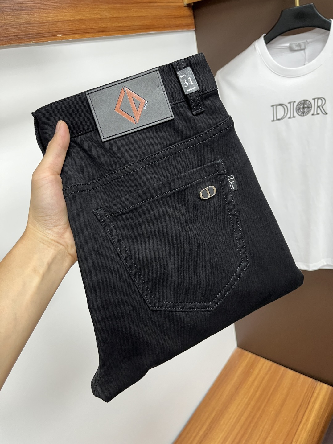 NO:483317,Dior's latest summer 2025 jeans are stress-free when entering and leaving the store. Hot-selling counters. Taste and value are shared. They are very comfortable to wear. Low-key and luxurious. They are very classy when worn. There is no need to say much about the style and cutting of the pants. The upper body is exquisite and vivid. The truly first-class quality is a top-notch material. The real palace-grade casual pants are made of Turkey cotton and produce the most famous tannin fabric. The quality is excellent. The pants are soft after heavy washing. The straight-footed style is not picky. The upper body is absolutely stylish. L25 is extremely luxurious!  Size 29-38, Dior, Jeans, Alexander wang19860909迪奥 2025年夏季最新品牛仔裤出入专卖店无压力 专柜热销款 品味与价值共享 身穿着非常舒适 低调不失奢华 穿出去非常有档次,裤型款式和裁剪亦无需多言 上身精致跃然.真正一等一顶级质料 真正殿堂级的休闲裤,选用土耳其的棉花 生产出最有名的单宁布 品质卓然 经过重水洗使得裤子很柔软 直脚的版型 不挑人 上身绝对的有型 L25 极度奢华！尺码29-38,,dior,jeans,alexander wang,Men's clothing