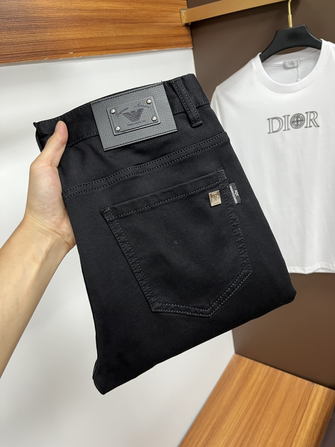 NO:474128,Armani The latest jeans in summer 2025 are stress-free when entering and leaving the store. Hot-selling counters. Taste and value are shared. They are very comfortable to wear. Low-key and luxurious. They are very classy when worn. There is no need to say much about the style and cutting of the pants. The upper body is exquisite and vivid. The truly first-class quality is a top-notch material. The real palace-grade casual pants are made of Turkey cotton and produce the most famous tannin fabric. The quality is excellent. The pants are soft after heavy washing. The straight-footed style is not picky. The upper body is absolutely stylish. L25 is extremely luxurious!  Size 29-38, Armani,jeans,alexander wang19860909阿玛尼 2025年夏季最新品牛仔裤出入专卖店无压力 专柜热销款 品味与价值共享 身穿着非常舒适 低调不失奢华 穿出去非常有档次,裤型款式和裁剪亦无需多言 上身精致跃然.真正一等一顶级质料 真正殿堂级的休闲裤,选用土耳其的棉花 生产出最有名的单宁布 品质卓然 经过重水洗使得裤子很柔软 直脚的版型 不挑人 上身绝对的有型 L25 极度奢华！尺码29-38,,armani,jeans,alexander wang,Men's clothing