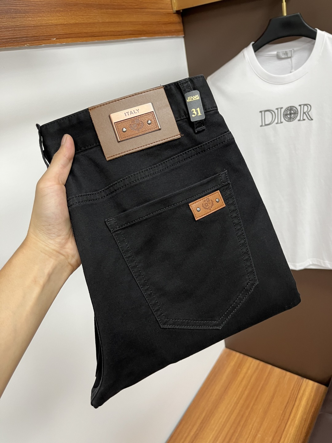 NO:474133,Noya Pianyou, the latest jeans in summer 2025 are stress-free when entering and leaving the store. Hot-selling counters, taste and value sharing. They are very comfortable to wear, low-key and luxurious. They are very classy when worn, and there is no need to say much about the style and cutting of the pants. The upper body is exquisite and vivid. The truly first-class quality is a truly palace-grade casual pants, which are made of Turkish cotton, and produce the most famous tannin cloth. The quality is excellent. The pants are soft after heavy washing. The straight-footed style is not picky. The upper body is absolutely stylish. L25 is extremely luxurious!  Size 29-38, jeans,alexander wang19860909诺雅翩悠 2025年夏季最新品牛仔裤出入专卖店无压力 专柜热销款 品味与价值共享 身穿着非常舒适 低调不失奢华 穿出去非常有档次,裤型款式和裁剪亦无需多言 上身精致跃然.真正一等一顶级质料 真正殿堂级的休闲裤,选用土耳其的棉花 生产出最有名的单宁布 品质卓然 经过重水洗使得裤子很柔软 直脚的版型 不挑人 上身绝对的有型 L25 极度奢华！尺码29-38,,jeans,alexander wang,Men's clothing