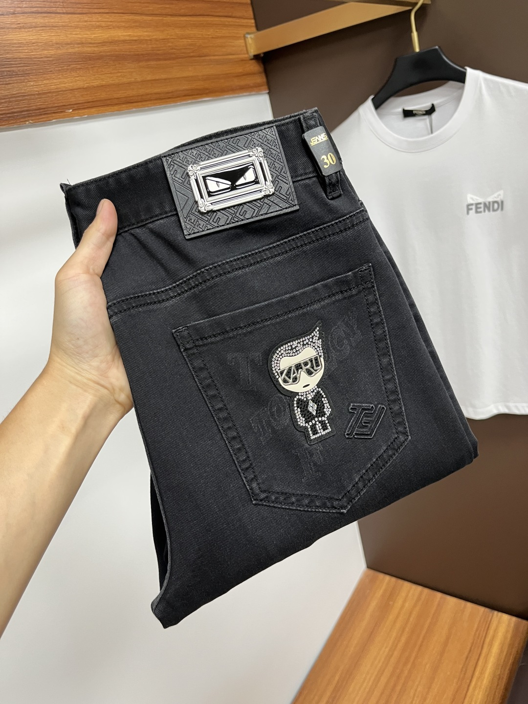 NO:474138,Fendi The latest jeans in summer 2025 are stress-free when entering and leaving the store. Hot-selling counters. Taste and value are shared. They are very comfortable to wear. Low-key and luxurious. They are very classy when worn. There is no need to say much about the style and cutting of the pants. The upper body is exquisite and vivid. The truly first-class quality is a top-notch material. The real palace-grade casual pants are made of Turkey cotton and produce the most famous tannin fabric. The quality is excellent. The pants are soft after heavy washing. The straight-footed style is not picky. The upper body is absolutely stylish. L25 is extremely luxurious!  Size 29-38, fendi, jeans, alexander wang19860909芬迪 2025年夏季最新品牛仔裤出入专卖店无压力 专柜热销款 品味与价值共享 身穿着非常舒适 低调不失奢华 穿出去非常有档次,裤型款式和裁剪亦无需多言 上身精致跃然.真正一等一顶级质料 真正殿堂级的休闲裤,选用土耳其的棉花 生产出最有名的单宁布 品质卓然 经过重水洗使得裤子很柔软 直脚的版型 不挑人 上身绝对的有型 L25 极度奢华！尺码29-38,,fendi,jeans,alexander wang,Men's clothing