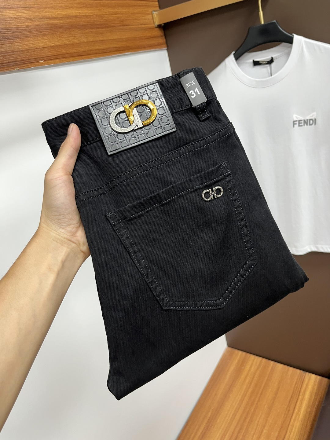 NO:474143,Ferragamo The latest jeans in summer 2025 are stress-free when entering and leaving the store. Hot-selling counters. Taste and value are shared. They are very comfortable to wear. Low-key and luxurious. They are very classy when worn. There is no need to say much about the style and cutting of the pants. The upper body is exquisite and vivid. The truly first-class quality is a top-notch material. The real palace-grade casual pants are made of Turkey cotton and produce the most famous tannin fabric. The quality is excellent. The pants are soft after heavy washing. The straight-footed style is not picky. The upper body is absolutely stylish. L25 is extremely luxurious!  Size 29-38, ferragamo, jeans, alexander wang19860909菲拉格慕 2025年夏季最新品牛仔裤出入专卖店无压力 专柜热销款 品味与价值共享 身穿着非常舒适 低调不失奢华 穿出去非常有档次,裤型款式和裁剪亦无需多言 上身精致跃然.真正一等一顶级质料 真正殿堂级的休闲裤,选用土耳其的棉花 生产出最有名的单宁布 品质卓然 经过重水洗使得裤子很柔软 直脚的版型 不挑人 上身绝对的有型 L25 极度奢华！尺码29-38,,ferragamo,jeans,alexander wang,Men's clothing