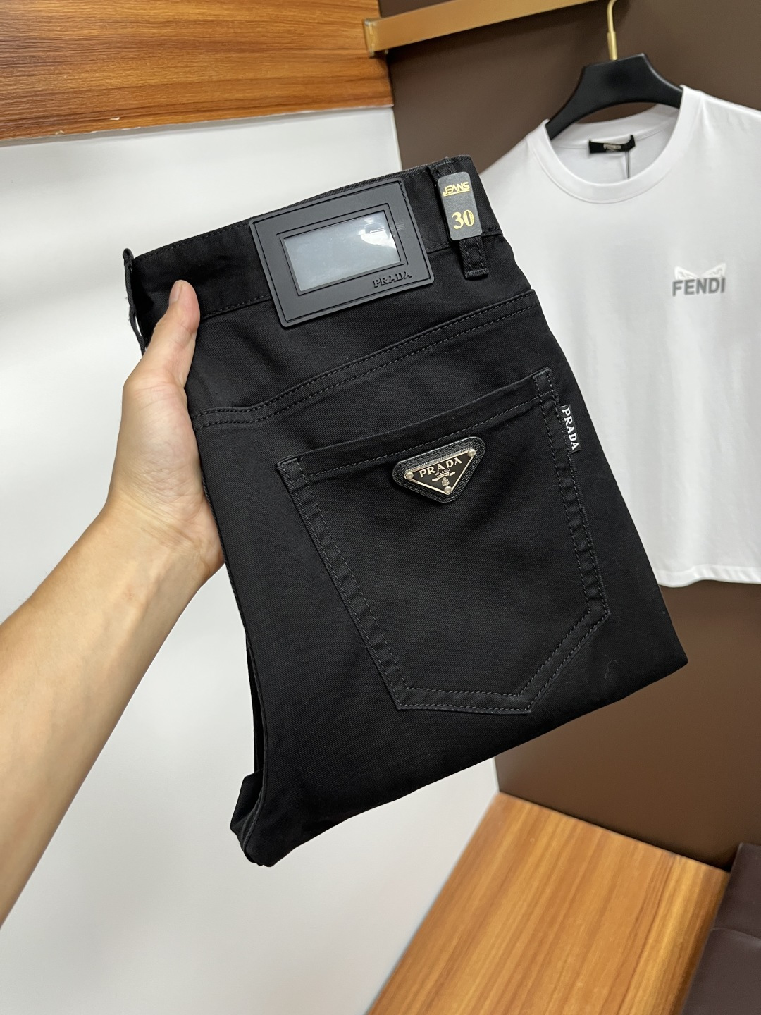 NO:491206,Prada is the latest jeans in summer, and there is no pressure to go in and out of the store. The counter is popular. Taste and value are shared. It is very comfortable to wear. It is low-key and luxurious. It is very classy when worn. The trouser style and cutting are not too much. The upper body is exquisite and vivid. It is truly first-class and top-quality. The real palace-grade casual pants are made of Turkey cotton and produce the most famous tannin cloth. The quality is excellent. It is heavy washing and makes the pants very soft. The straight-footed style is not picky. The upper body is absolutely stylish. L25 is extremely luxurious!  Size 29-38, prada, jeans, alexander wang19860909普拉达 年夏季最新品牛仔裤出入专卖店无压力 专柜热销款 品味与价值共享 身穿着非常舒适 低调不失奢华 穿出去非常有档次,裤型款式和裁剪亦无需多言 上身精致跃然.真正一等一顶级质料 真正殿堂级的休闲裤,选用土耳其的棉花 生产出最有名的单宁布 品质卓然 经过重水洗使得裤子很柔软 直脚的版型 不挑人 上身绝对的有型 L25 极度奢华！尺码29-38,,prada,jeans,alexander wang,Men's clothing