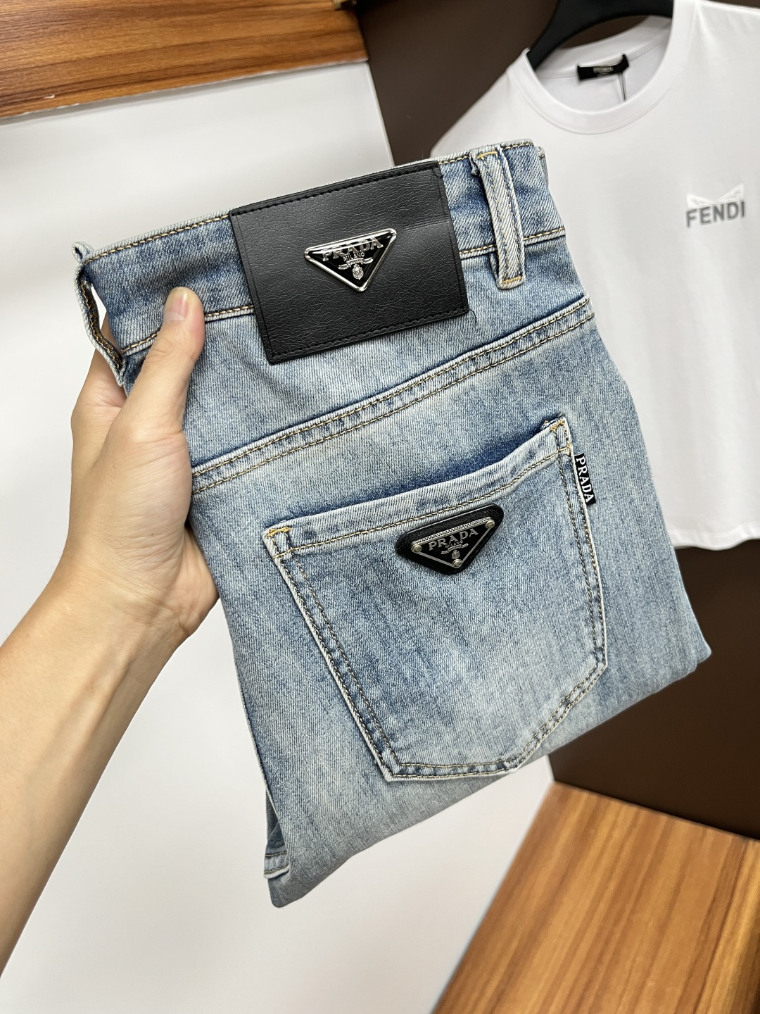 NO:474148,Prada The latest summer 2025 jeans are stress-free when entering and leaving the store. The counter is popular. Taste and value are shared. It is very comfortable to wear. It is low-key and luxurious. It is very classy when worn. The trouser style and cutting are not too much. The upper body is exquisite and vivid. It is truly first-class and top-quality. The real palace-grade casual pants are made of Turkish cotton and produce the most famous tannin cloth. The quality is excellent. It is heavy washing and makes the pants very soft. The straight-footed style is not picky. The upper body is absolutely stylish. L25 is extremely luxurious!  Size 29-38, prada, jeans, alexander wang19860909普拉达 2025年夏季最新品牛仔裤出入专卖店无压力 专柜热销款 品味与价值共享 身穿着非常舒适 低调不失奢华 穿出去非常有档次,裤型款式和裁剪亦无需多言 上身精致跃然.真正一等一顶级质料 真正殿堂级的休闲裤,选用土耳其的棉花 生产出最有名的单宁布 品质卓然 经过重水洗使得裤子很柔软 直脚的版型 不挑人 上身绝对的有型 L25 极度奢华！尺码29-38,,prada,jeans,alexander wang,Men's clothing