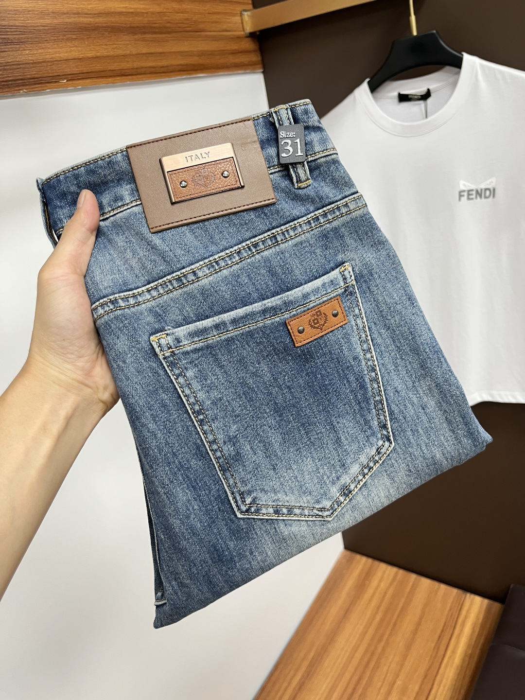 NO:474151,Noya Pianyou's latest summer 2025 jeans are stress-free when entering and leaving the store. The counter is popular. Taste and value are shared. It is very comfortable to wear. It is low-key and luxurious. It is very classy when worn. The trouser style and cutting are not too much. The upper body is exquisite and vivid. It is truly first-class and top-quality. The true palace-grade casual pants are made of Turkey cotton and produce the most famous tannin cloth. The quality is excellent. It is heavy washing and makes the pants very soft. The straight-footed style is not picky. The upper body is absolutely stylish. L25 is extremely luxurious!  Size 29-38, jeans,alexander wang19860909诺雅翩悠2025年夏季最新品牛仔裤出入专卖店无压力 专柜热销款 品味与价值共享 身穿着非常舒适 低调不失奢华 穿出去非常有档次,裤型款式和裁剪亦无需多言 上身精致跃然.真正一等一顶级质料 真正殿堂级的休闲裤,选用土耳其的棉花 生产出最有名的单宁布 品质卓然 经过重水洗使得裤子很柔软 直脚的版型 不挑人 上身绝对的有型 L25 极度奢华！尺码29-38,,jeans,alexander wang,Men's clothing