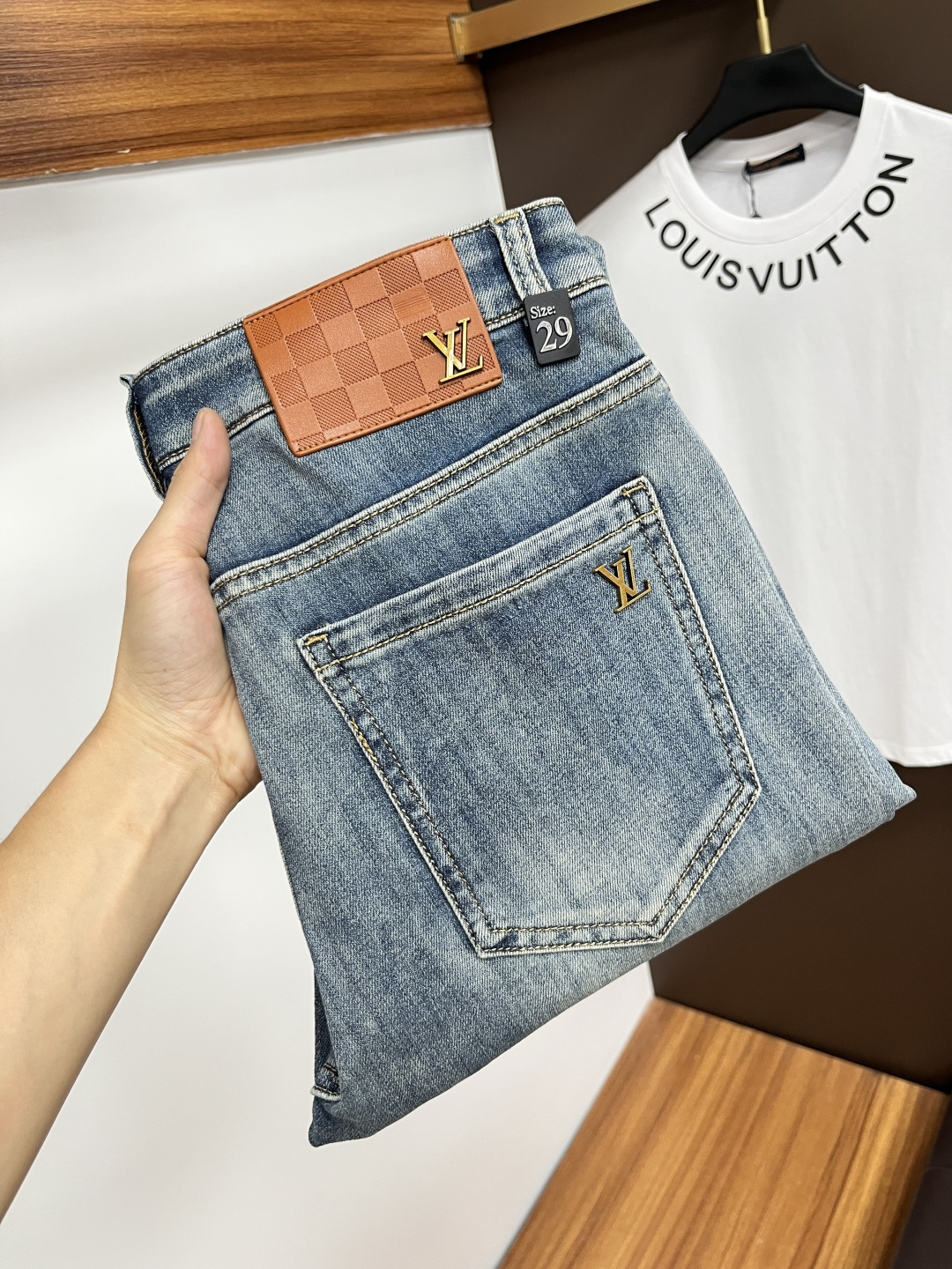 NO:523204,LV 2025ss Snake Year Summer New Year Jeans. Original 1:1 production, perfect choice for daily life, simple, atmospheric, fashionable and stylish, customized imported tannin fabric, heavy industry washing process, complex and exquisite workmanship. Easy to meet the needs of all seasons, soft and elastic, smooth and neat, original auxiliary materials, L10 upper body comfortable and easy to match, durable code number 29-38,,louis vuitton, jeans, alexander wang19860909LV 2025ss蛇年夏季贺岁款牛仔裤.原单1:1制作,日常必备的完美之选,简单大气亦时尚有型,定制进口丹宁面料 ,重工洗水工艺,做工复杂工艺精湛.轻松迎合四季需要,手感柔软带弹力,流畅利落,原版辅料五金,L10上身舒适非常易搭耐看码数29-38,,louis vuitton,jeans,alexander wang,Men's clothing
