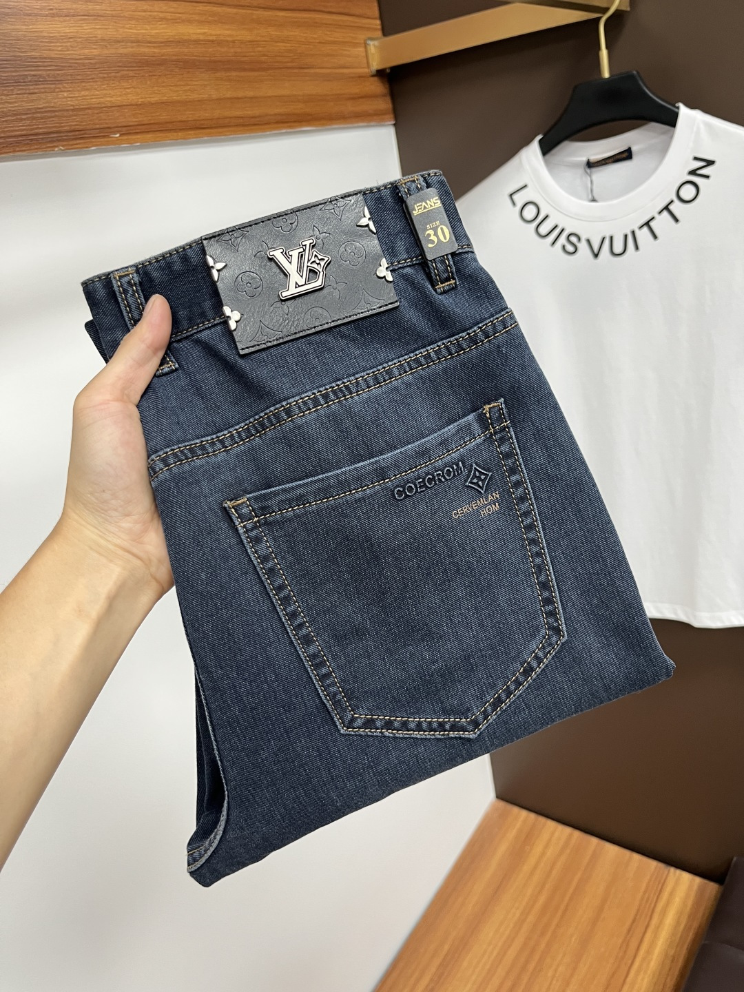 NO:522076,LV 2025ss Snake Year Summer New Year Jeans. Original 1:1 production, perfect choice for daily life, simple, atmospheric, fashionable and stylish, customized imported tannin fabric, heavy industry washing process, complex and exquisite workmanship. Easy to meet the needs of all seasons, soft and elastic, smooth and neat, original auxiliary materials, L10 upper body comfortable and easy to match, durable code number 29-38,,louis vuitton, jeans, alexander wang19860909LV 2025ss蛇年夏季贺岁款牛仔裤.原单1:1制作,日常必备的完美之选,简单大气亦时尚有型,定制进口丹宁面料 ,重工洗水工艺,做工复杂工艺精湛.轻松迎合四季需要,手感柔软带弹力,流畅利落,原版辅料五金,L10上身舒适非常易搭耐看码数29-38,,louis vuitton,jeans,alexander wang,Men's clothing