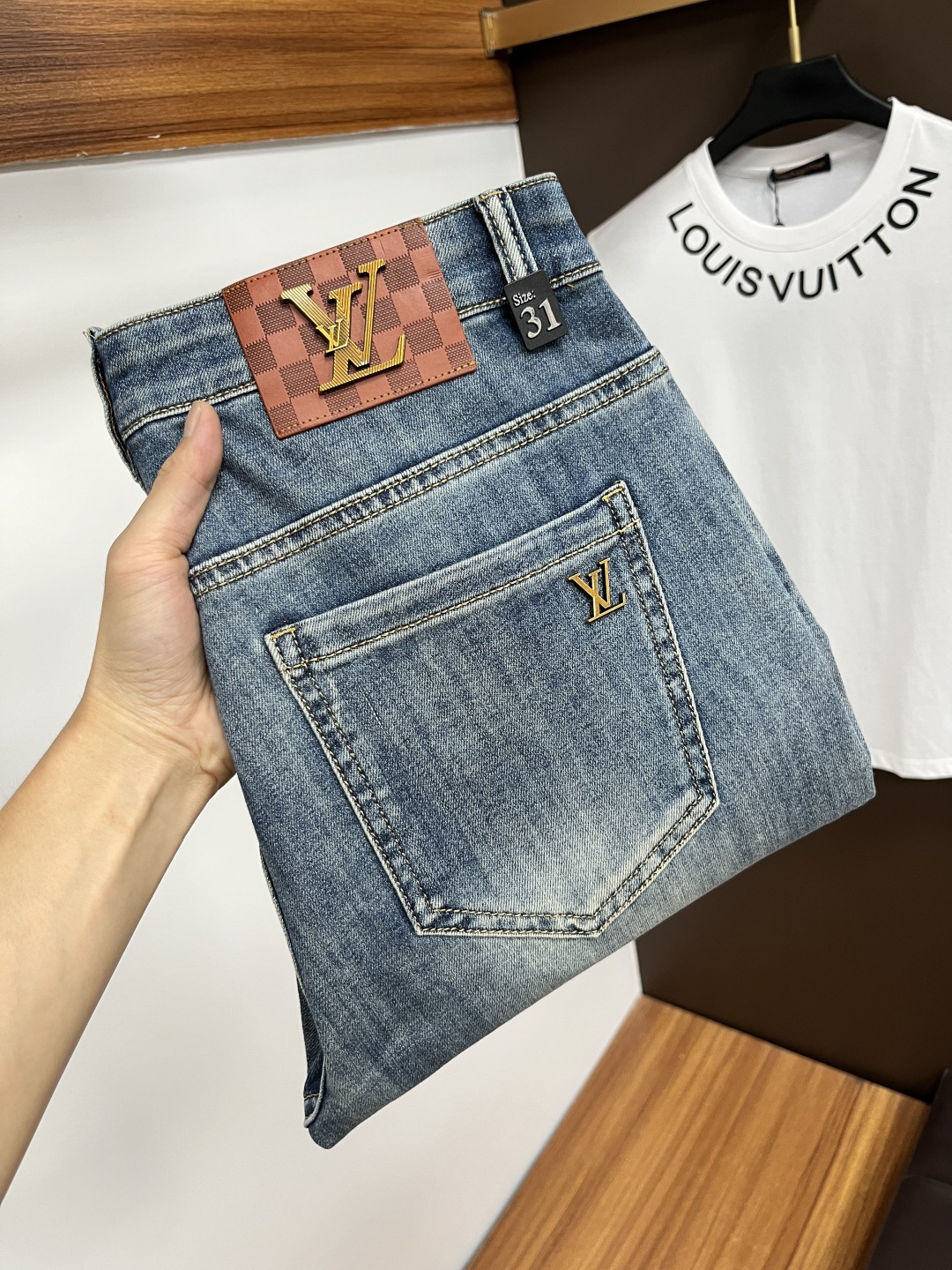 NO:479733,LV Ss Snake Year Summer New Year Jeans. Original 1:1 production, perfect choice for daily life, simple, atmospheric, fashionable and stylish, customized imported tannin fabric, heavy industry washing process, complex and exquisite workmanship. Easy to cater to the needs of all seasons, soft and elastic, smooth and neat, original auxiliary hardware, L10 upper body comfortable and easy to match, durable code number 29-38, louis vuitton, jeans, alexander wang19860909LV ss蛇年夏季贺岁款牛仔裤.原单1:1制作,日常必备的完美之选,简单大气亦时尚有型,定制进口丹宁面料 ,重工洗水工艺,做工复杂工艺精湛.轻松迎合四季需要,手感柔软带弹力,流畅利落,原版辅料五金,L10上身舒适非常易搭耐看码数29-38,,louis vuitton,jeans,alexander wang,Men's clothing