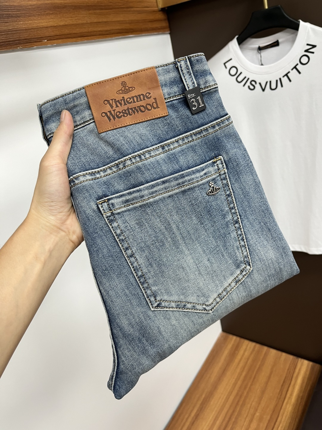 NO:479740,Queen Mother of the Czech Republic Snake Summer New Year jeans. Original 1:1 production, perfect choice for daily life, simple, elegant, fashionable and stylish, customized imported tannin fabric, heavy industry washing process, complex and exquisite workmanship. Easy to cater to the needs of all seasons, soft and elastic, smooth and neat, original auxiliary materials, L10 upper body comfortable and easy to match, durable code number 29-38, jeans, alexander wang19860909西太后 ss蛇年夏季贺岁款牛仔裤.原单1:1制作,日常必备的完美之选,简单大气亦时尚有型,定制进口丹宁面料 ,重工洗水工艺,做工复杂工艺精湛.轻松迎合四季需要,手感柔软带弹力,流畅利落,原版辅料五金,L10上身舒适非常易搭耐看码数29-38,,jeans,alexander wang,Men's clothing