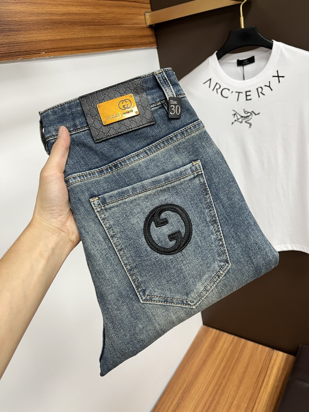 NO:479747,Guqi Ss Snake Summer New Year jeans. Original 1:1 production, perfect choice for daily life, simple, elegant, fashionable and stylish, customized imported tannin fabric, heavy industry washing process, complex and exquisite workmanship. Easy to cater to the needs of all seasons, soft and elastic, smooth and neat, original auxiliary materials, L10 upper body comfortable and easy to match, durable code number 29-38, jeans, alexander wang19860909古奇 ss蛇年夏季贺岁款牛仔裤.原单1:1制作,日常必备的完美之选,简单大气亦时尚有型,定制进口丹宁面料 ,重工洗水工艺,做工复杂工艺精湛.轻松迎合四季需要,手感柔软带弹力,流畅利落,原版辅料五金,L10上身舒适非常易搭耐看码数29-38,,jeans,alexander wang,Men's clothing