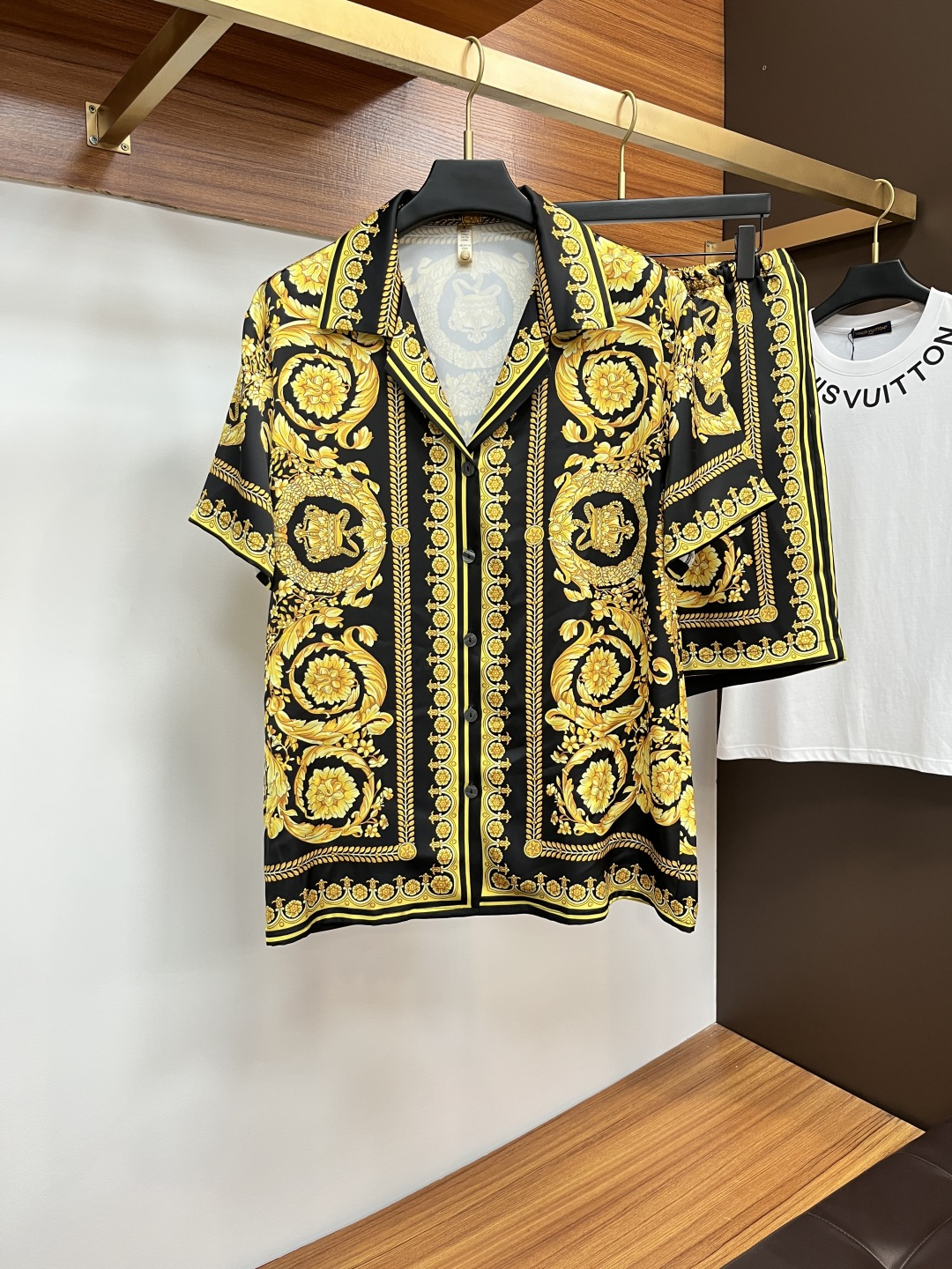 NO:515595,Versace couples style not only home clothes, you can wear them when you go out. 2025 summer new style home clothes, short sleeves, shorts suits, counter Korean high-end custom ice silk fabrics, breathable and comfortable, impeccable details, brand elements design concept, reflecting high quality. The feel is delicate and soft!  It is casually cut, with a great upper body style!  Code M-3XL Please report height and weight by placing an order, versace, versace, shorts, T-shirt, alexander wang19860909Versace 范思哲 情侣款 不仅仅是家居服 外出也能穿 2025夏季新款 家居服 短袖 短裤 套装,专柜韩国高级定制冰丝面料 透气舒适度高,细节无可挑剔,品牌元素设计理念,体现高品质.手感细腻柔软！呈现休闲裁剪,上身版型超赞！码数M-3XL 下单请报身高体重,,versace,versace,shorts,T-shirt,alexander wang,Men's clothing