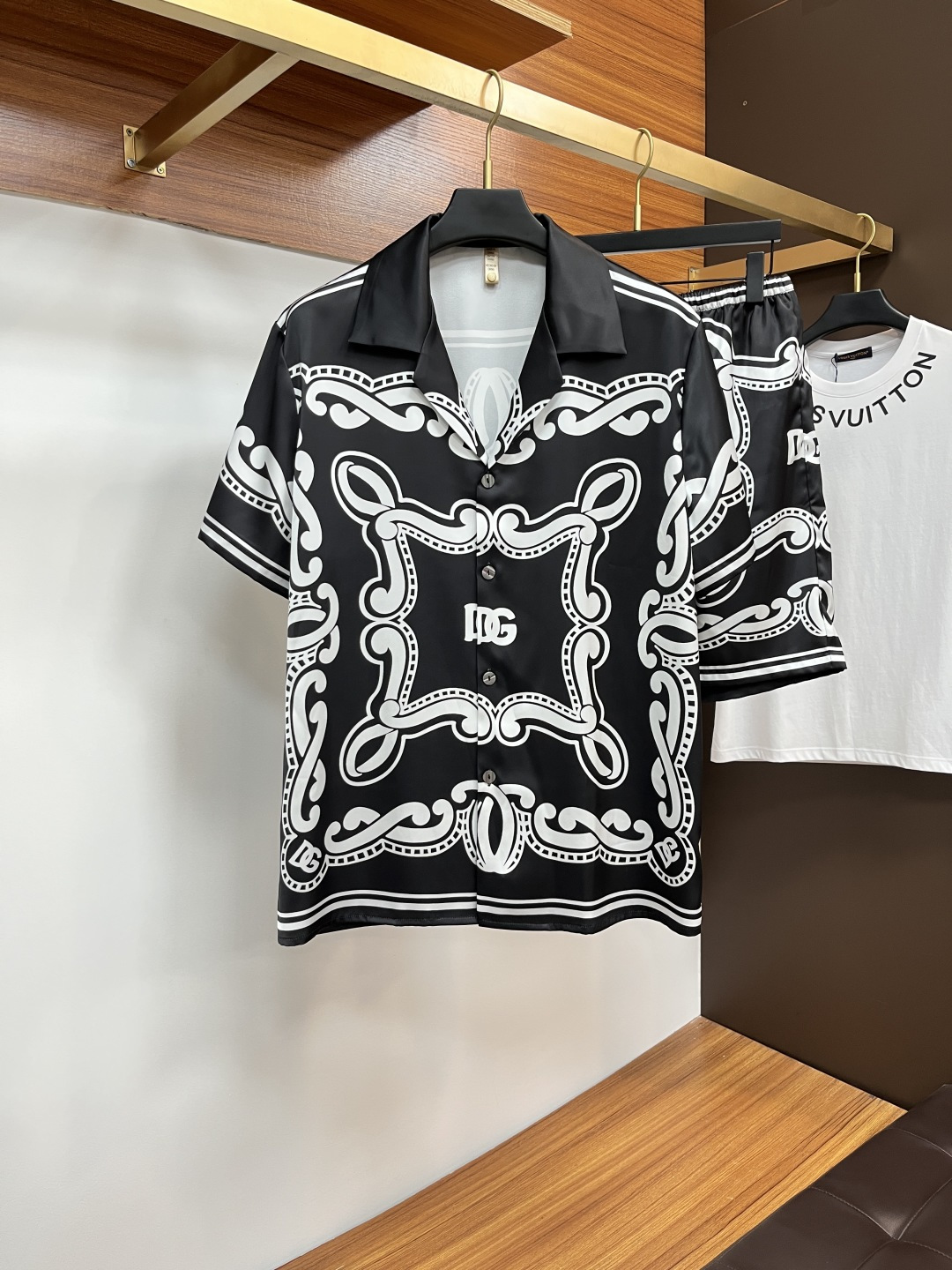 NO:515597,DG couples style, not only home clothes, you can wear them when you go out. 2025 summer new style, home clothes, short sleeves, shorts, suits, counters, Korean high-end custom ice silk fabrics, breathable and comfortable, impeccable details, brand elements design concept, reflecting high quality. The feel is delicate and soft!  It is casually cut, with a great upper body style!  Number of code M-3XL Please report height and weight to place an order, shorts, T-shirt, alexander wang19860909DG 情侣款 不仅仅是家居服 外出也能穿 2025夏季新款 家居服 短袖 短裤 套装,专柜韩国高级定制冰丝面料 透气舒适度高,细节无可挑剔,品牌元素设计理念,体现高品质.手感细腻柔软！呈现休闲裁剪,上身版型超赞！码数M-3XL 下单请报身高体重,,shorts,T-shirt,alexander wang,Men's clothing