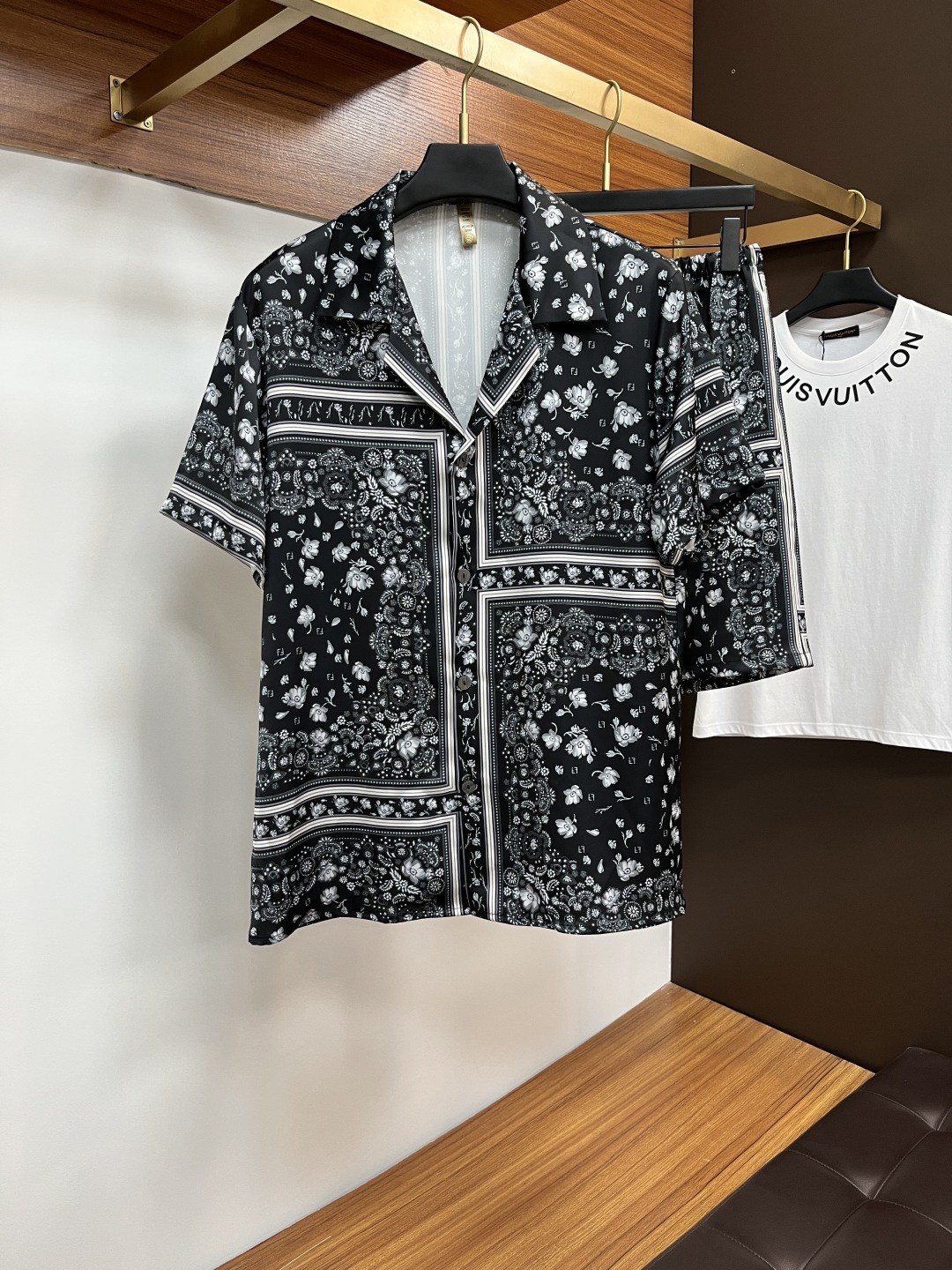 NO:515599,Fendi couples styles are not only home clothes, they can be worn when going out. 2025 summer new styles, home clothes, short sleeves, shorts sets, counters, Korean high-end custom ice silk fabrics, breathable and comfortable, impeccable details, brand elements design concept, reflecting high quality. The feel is delicate and soft!  It is casually cut, with a great upper body style!  Number of code M-3XL Please report height and weight by placing an order, fendi, shorts, T-shirt, alexander wang19860909芬迪 情侣款 不仅仅是家居服 外出也能穿 2025夏季新款 家居服 短袖 短裤 套装,专柜韩国高级定制冰丝面料 透气舒适度高,细节无可挑剔,品牌元素设计理念,体现高品质.手感细腻柔软！呈现休闲裁剪,上身版型超赞！码数M-3XL 下单请报身高体重,,fendi,shorts,T-shirt,alexander wang,Men's clothing