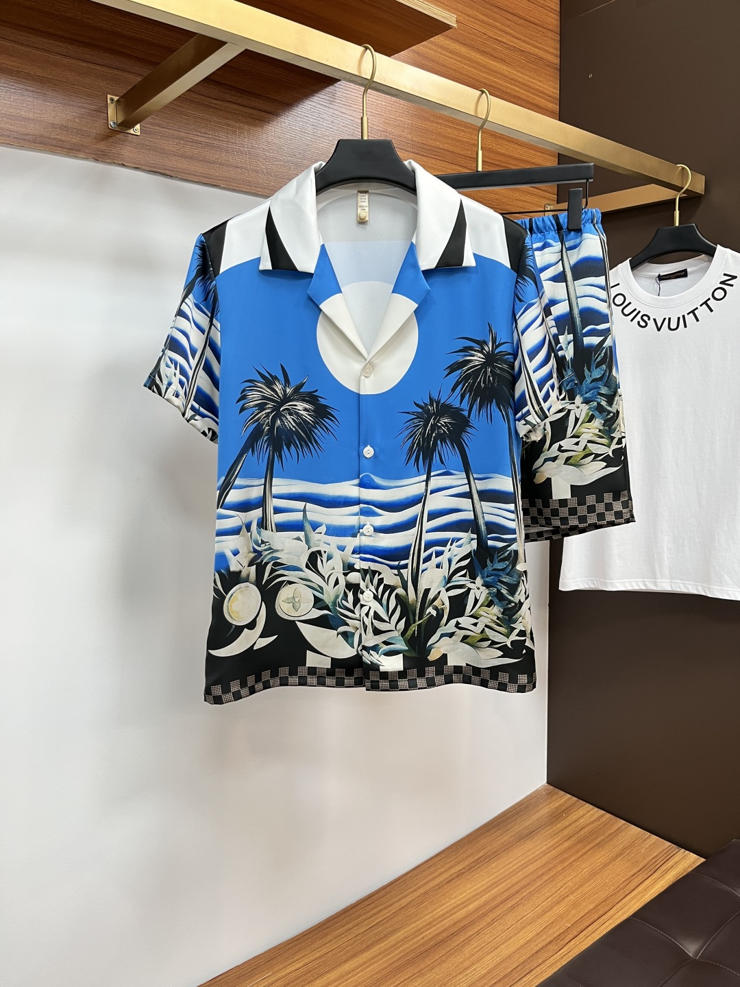 NO:515600,LV couples style, not only home clothes, you can wear them when you go out. 2025 summer new style, home clothes, short sleeves, shorts, suits, counters, Korean high-end custom ice silk fabrics, breathable and comfortable, impeccable details, brand elements design concept, reflecting high quality. The feel is delicate and soft!  It is casually cut, with a great upper body style!  Number of code M-3XL Please report height and weight to place an order, louis vuitton, shorts, T-shirt, alexander wang19860909LV 情侣款 不仅仅是家居服 外出也能穿 2025夏季新款 家居服 短袖 短裤 套装,专柜韩国高级定制冰丝面料 透气舒适度高,细节无可挑剔,品牌元素设计理念,体现高品质.手感细腻柔软！呈现休闲裁剪,上身版型超赞！码数M-3XL 下单请报身高体重,,louis vuitton,shorts,T-shirt,alexander wang,Men's clothing