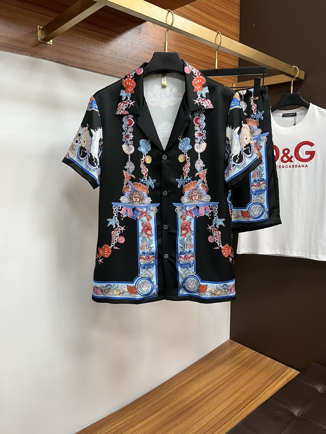 NO:515602,Versace couples style not only home clothes, you can wear them when you go out. 2025 summer new style home clothes, short sleeves, shorts suits, counter Korean high-end custom ice silk fabrics, breathable and comfortable, impeccable details, brand elements design concept, reflecting high quality. The feel is delicate and soft!  It is casually cut, with a great upper body style!  Code M-3XL Please report height and weight by placing an order, versace, versace, shorts, T-shirt, alexander wang19860909Versace 范思哲 情侣款 不仅仅是家居服 外出也能穿 2025夏季新款 家居服 短袖 短裤 套装,专柜韩国高级定制冰丝面料 透气舒适度高,细节无可挑剔,品牌元素设计理念,体现高品质.手感细腻柔软！呈现休闲裁剪,上身版型超赞！码数M-3XL 下单请报身高体重,,versace,versace,shorts,T-shirt,alexander wang,Men's clothing