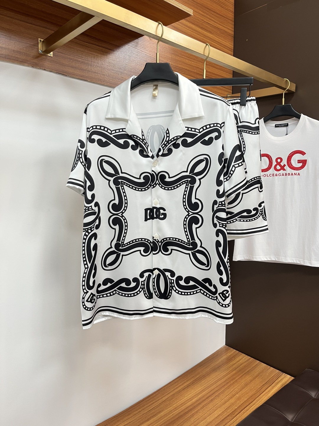 NO:515604,DG couples style, not only home clothes, you can wear them when you go out. 2025 summer new style, home clothes, short sleeves, shorts, suits, counters, Korean high-end custom ice silk fabrics, breathable and comfortable, impeccable details, brand elements design concept, reflecting high quality. The feel is delicate and soft!  It is casually cut, with a great upper body style!  Number of code M-3XL Please report height and weight to place an order, shorts, T-shirt, alexander wang19860909DG 情侣款 不仅仅是家居服 外出也能穿 2025夏季新款 家居服 短袖 短裤 套装,专柜韩国高级定制冰丝面料 透气舒适度高,细节无可挑剔,品牌元素设计理念,体现高品质.手感细腻柔软！呈现休闲裁剪,上身版型超赞！码数M-3XL 下单请报身高体重,,shorts,T-shirt,alexander wang,Men's clothing