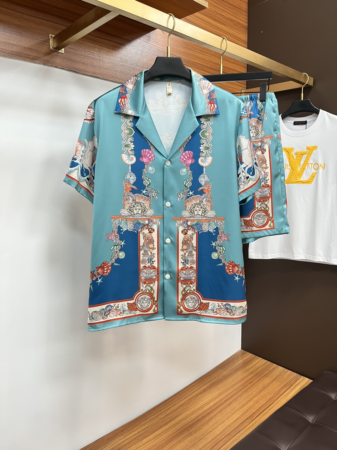 NO:515606,Versace couples style not only home clothes, you can wear them when you go out. 2025 summer new style home clothes, short sleeves, shorts suits, counter Korean high-end custom ice silk fabrics, breathable and comfortable, impeccable details, brand elements design concept, reflecting high quality. The feel is delicate and soft!  It is casually cut, with a great upper body style!  Code M-3XL Please report height and weight by placing an order, versace, versace, shorts, T-shirt, alexander wang19860909Versace 范思哲 情侣款 不仅仅是家居服 外出也能穿 2025夏季新款 家居服 短袖 短裤 套装,专柜韩国高级定制冰丝面料 透气舒适度高,细节无可挑剔,品牌元素设计理念,体现高品质.手感细腻柔软！呈现休闲裁剪,上身版型超赞！码数M-3XL 下单请报身高体重,,versace,versace,shorts,T-shirt,alexander wang,Men's clothing