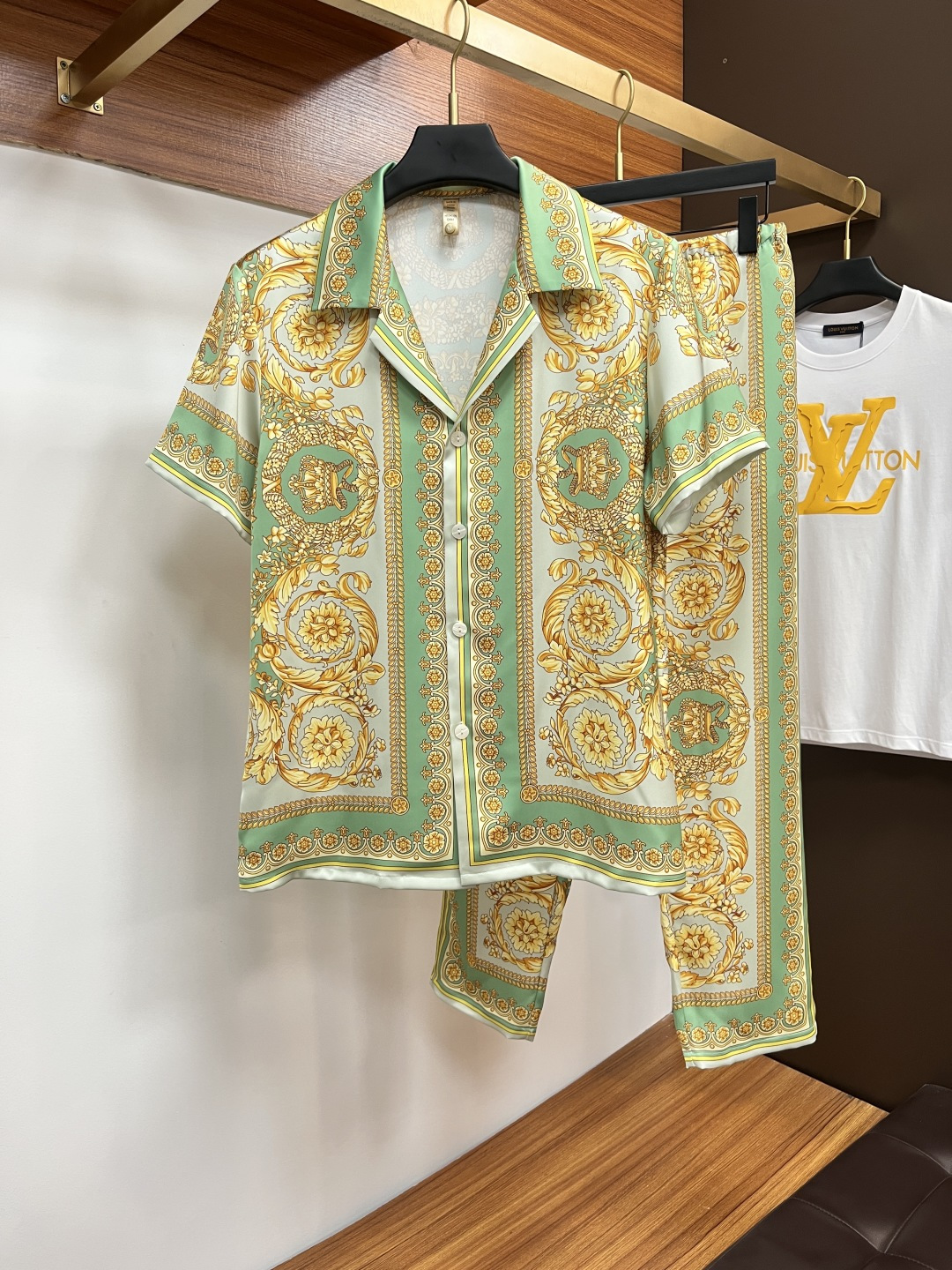 NO:509031,Versace couples style not only home clothes, you can wear them when you go out. 2025 summer new style home clothes, short sleeves, shorts suits, counter Korean high-end custom ice silk fabrics, breathable and comfortable, impeccable details, brand elements design concept, reflecting high quality. The feel is delicate and soft!  It is casually cut, with a great upper body style!  Code M-3XL Please report height and weight by placing an order, versace, versace, shorts, T-shirt, alexander wang19860909Versace 范思哲 情侣款 不仅仅是家居服 外出也能穿 2025夏季新款 家居服 短袖 短裤 套装,专柜韩国高级定制冰丝面料 透气舒适度高,细节无可挑剔,品牌元素设计理念,体现高品质.手感细腻柔软！呈现休闲裁剪,上身版型超赞！码数M-3XL 下单请报身高体重,,versace,versace,shorts,T-shirt,alexander wang,Men's clothing