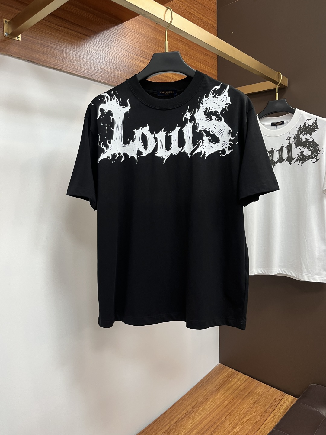 NO:522074,LV 25 Spring and Summer New Brand Letter Logo Logo Short Sleeve T-shirt, AX Customized 80 270g Cotton Fabric; Black and White Size S-XXL OVER SIZE, please report height and weight, louis vuitton, T-shirt,tees, t-shirt,alexander wang19860909LV 25春夏新品品牌字母徽标标识短袖T恤,AX定制80支270克棉面料；黑色 白色 尺码S-XXL OVER SIZE,报单请报身高体重,,louis vuitton,T-shirt,tees，t-shirt,alexander wang,Men's clothing