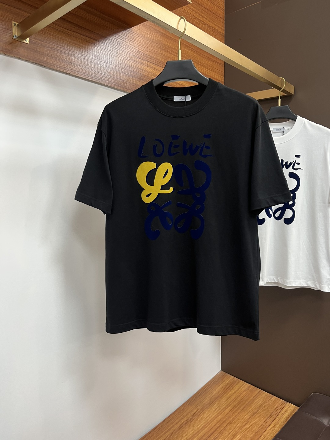 NO:522077,Luo Yiwei 25 Spring and Summer New Brand Letter Logo Logo Short-sleeved T-shirt, AX Customized 80 270g Cotton Fabric; Black and White Size S-XXL OVER SIZE, please report height and weight, loewe, T-shirt, tees, t-shirt, alexander wang19860909罗意威 25春夏新品品牌字母徽标标识短袖T恤,AX定制80支270克棉面料；黑色 白色 尺码S-XXL OVER SIZE,报单请报身高体重,,loewe,T-shirt,tees，t-shirt,alexander wang,Men's clothing