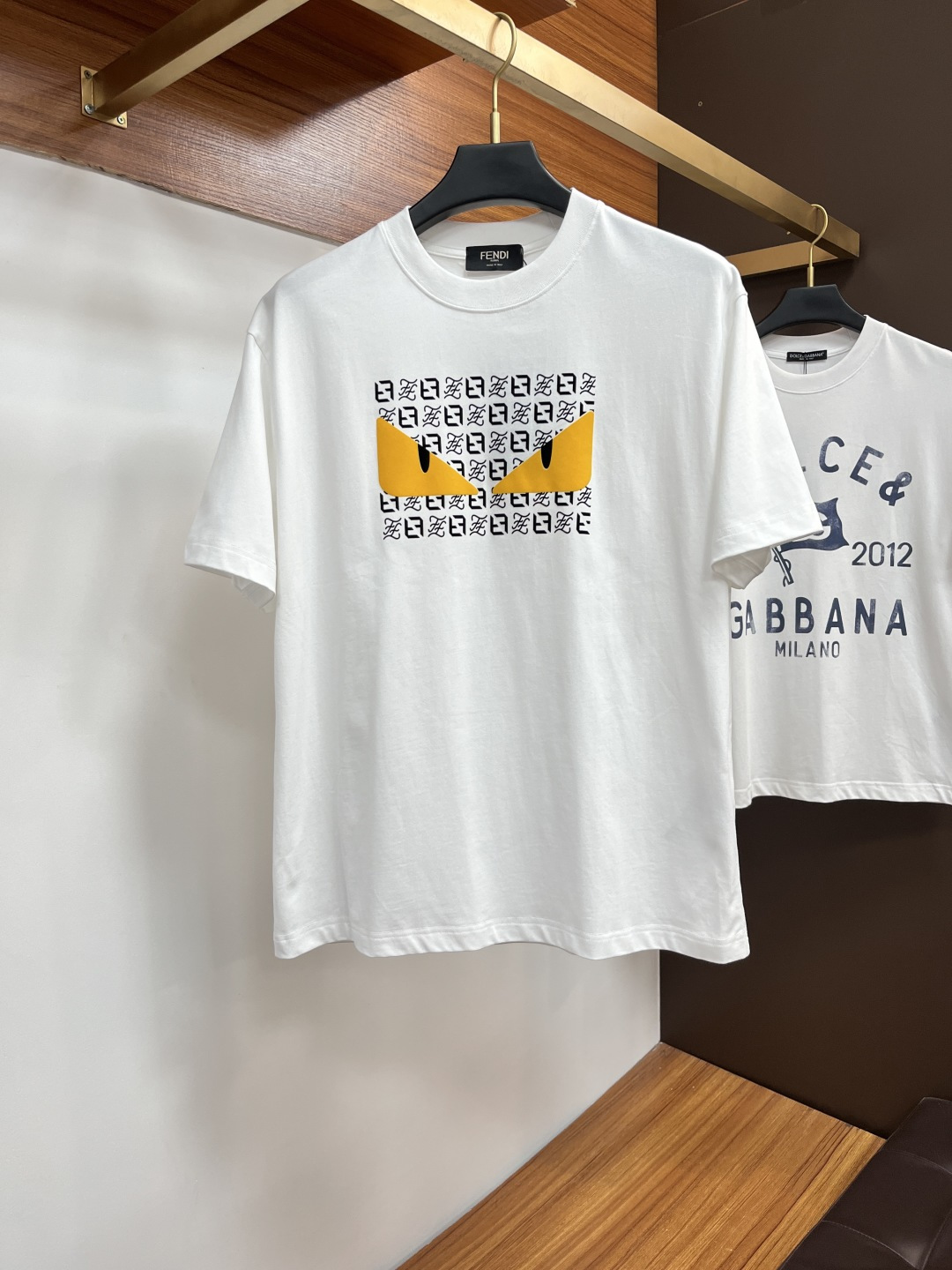 NO:517261,Fendi 25 Spring and Summer New Brand Letter Logo Logo Short Sleeve T-shirt, AX Customized 80 270g Cotton Fabric; Black and White Size S-XXL OVER SIZE, please report height and weight, fendi, T-shirt, tees, t-shirt, alexander wang19860909芬迪 25春夏新品品牌字母徽标标识短袖T恤,AX定制80支270克棉面料；黑色 白色 尺码S-XXL OVER SIZE,报单请报身高体重,,fendi,T-shirt,tees，t-shirt,alexander wang,Men's clothing