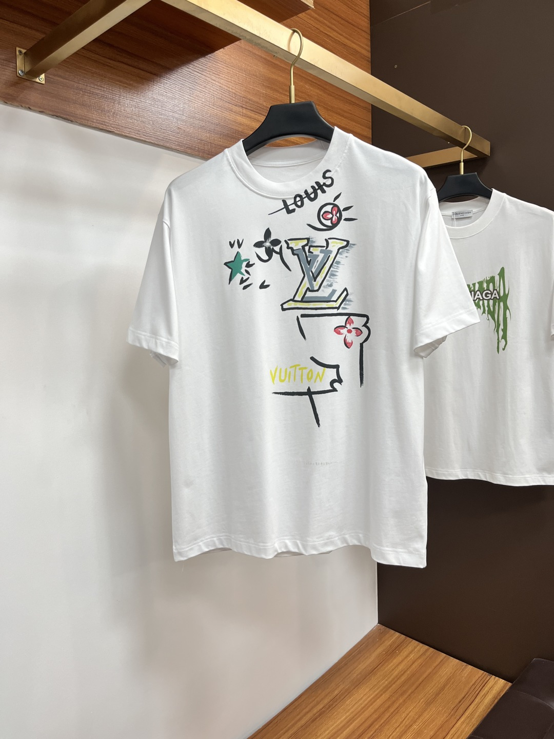 NO:517270,LV 25 Spring and Summer New Brand Letter Logo Logo Short Sleeve T-shirt, AX Customized 80 270g Cotton Fabric; Black and White Size S-XXL OVER SIZE, please report height and weight, louis vuitton, T-shirt,tees, t-shirt,alexander wang19860909LV 25春夏新品品牌字母徽标标识短袖T恤,AX定制80支270克棉面料；黑色 白色 尺码S-XXL OVER SIZE,报单请报身高体重,,louis vuitton,T-shirt,tees，t-shirt,alexander wang,Men's clothing