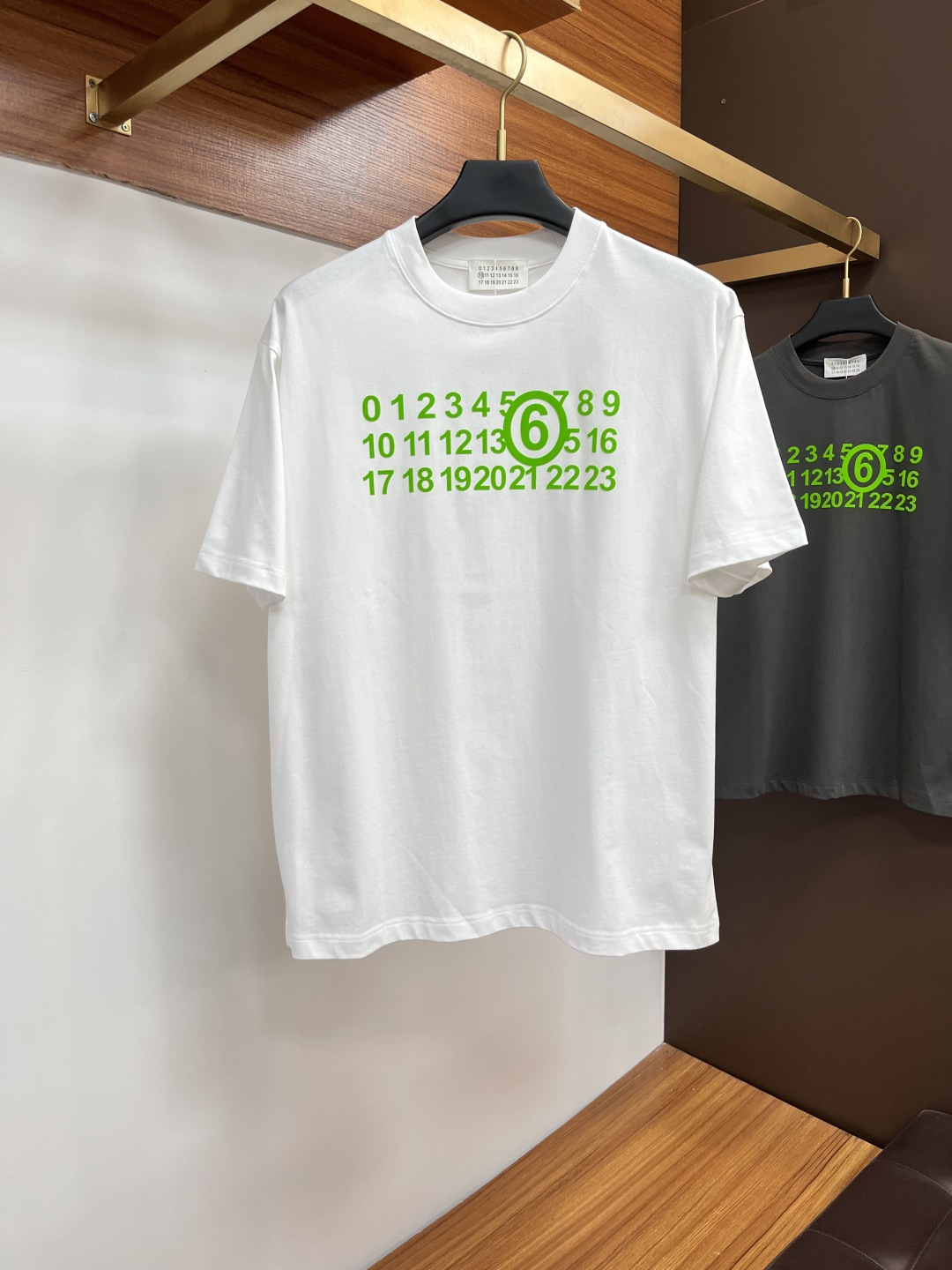 NO:517280,Magila 25 spring and summer new brand letter logo logo short-sleeved T-shirt, AX custom 80 270g cotton fabric; black and white Size S-XXL OVER SIZE, please report height and weight, masion margiela, T-shirt, tees, t-shirt, alexander wang19860909马吉拉 25春夏新品品牌字母徽标标识短袖T恤,AX定制80支270克棉面料；黑色 白色 尺码S-XXL OVER SIZE,报单请报身高体重,,masion margiela,T-shirt,tees，t-shirt,alexander wang,Men's clothing