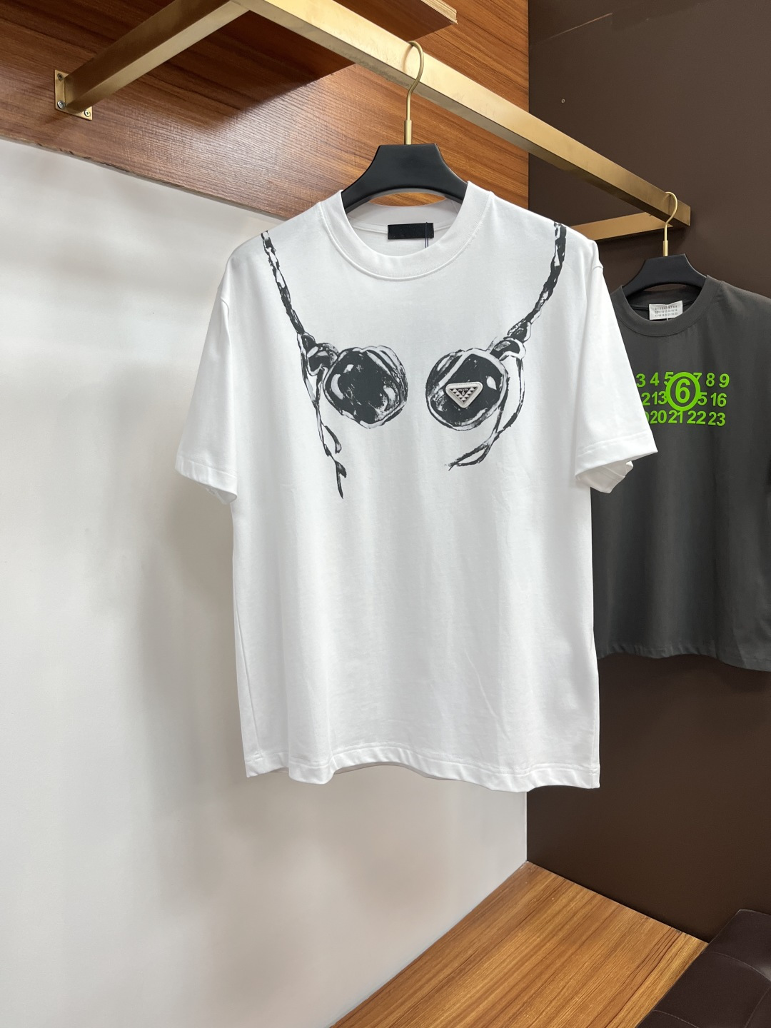 NO:517284,Prada 25 Spring and Summer New Brand Letter Logo Logo Short Sleeve T-shirt, AX Customized 80 270g Cotton Fabric; Black and White Size S-XXL OVER SIZE, please report height and weight, prada, T-shirt, tees, t-shirt, alexander wang19860909普拉达 25春夏新品品牌字母徽标标识短袖T恤,AX定制80支270克棉面料；黑色 白色 尺码S-XXL OVER SIZE,报单请报身高体重,,prada,T-shirt,tees，t-shirt,alexander wang,Men's clothing