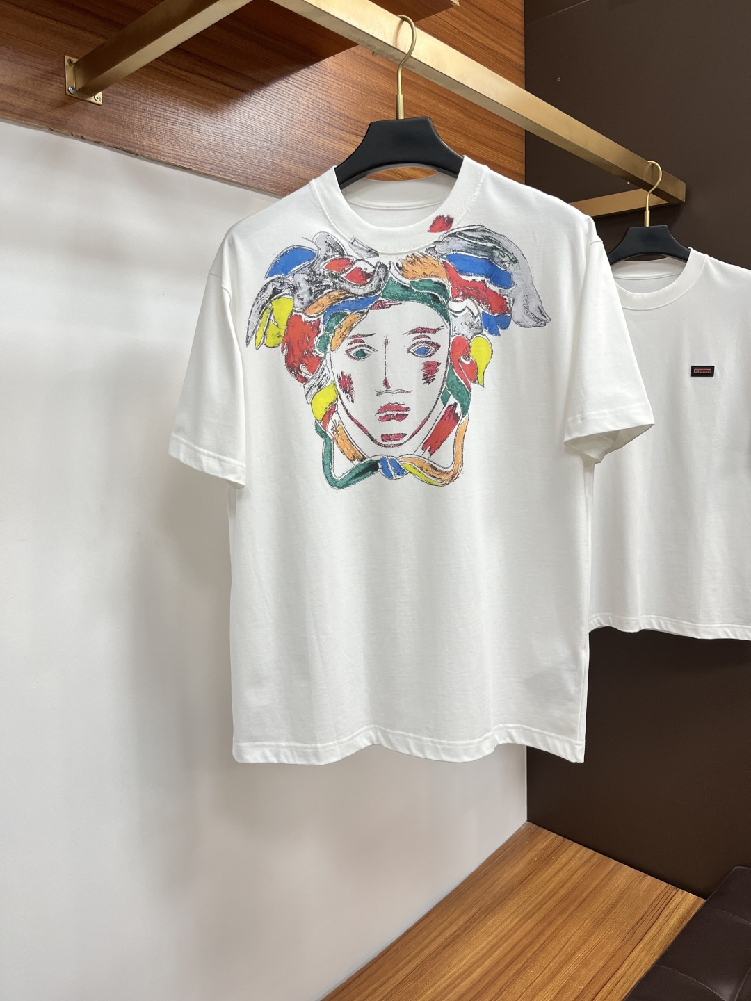 NO:522080,Versace 25 Spring and Summer New Brand Letter Logo Logo Short-sleeved T-shirt, AX Customized 80 270g Cotton Fabric; Black and White Size S-XXL OVER SIZE, please report height and weight, versace, T-shirt, tees, t-shirt, alexander wang19860909范思哲 25春夏新品品牌字母徽标标识短袖T恤,AX定制80支270克棉面料；黑色 白色 尺码S-XXL OVER SIZE,报单请报身高体重,,versace,T-shirt,tees，t-shirt,alexander wang,Men's clothing