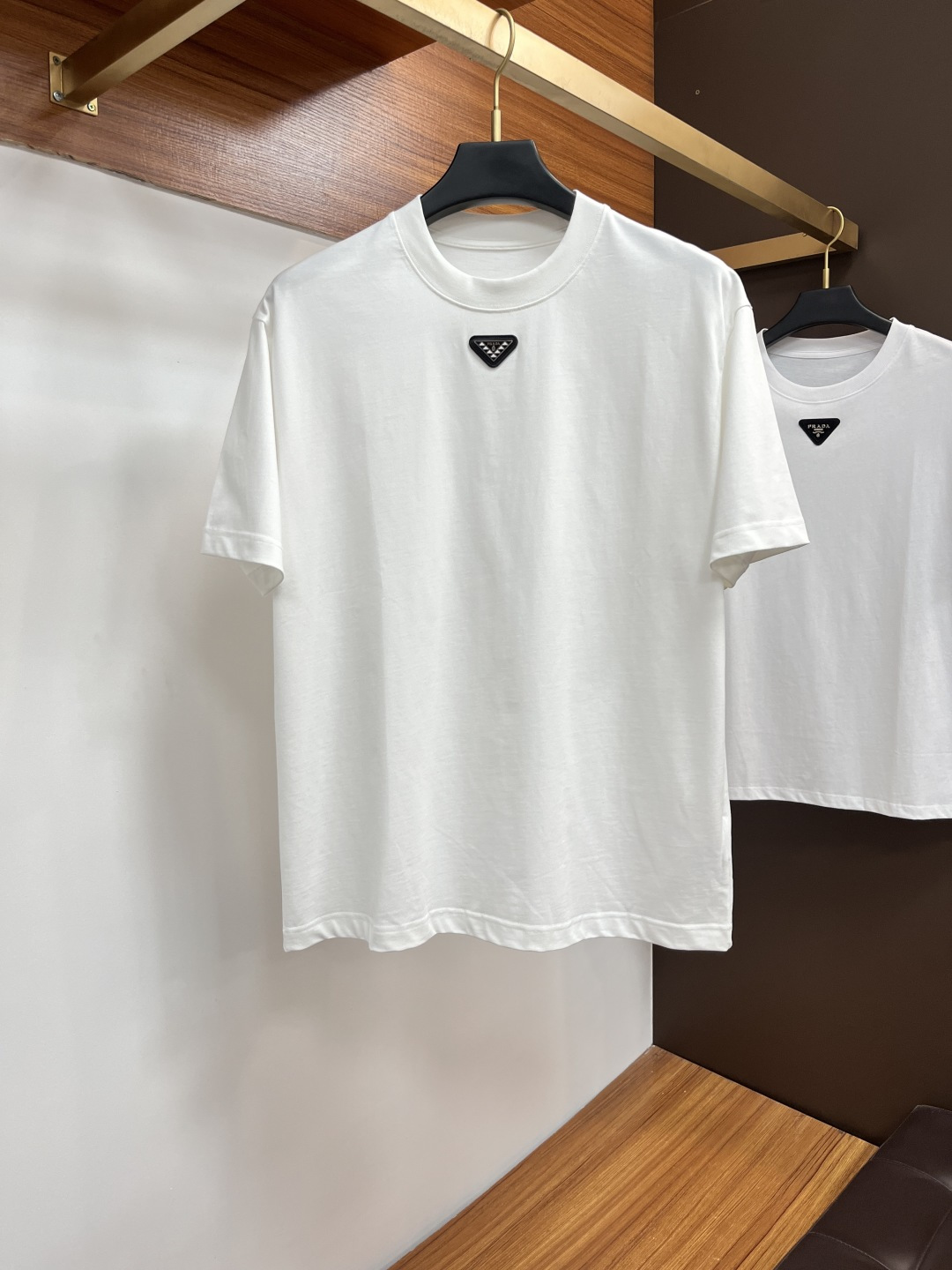 NO:522083,Prada 25 Spring and Summer New Brand Letter Logo Logo Short Sleeve T-shirt, AX Customized 80 270g Cotton Fabric; Black and White Size S-XXL OVER SIZE, please report height and weight, prada, T-shirt, tees, t-shirt, alexander wang19860909普拉达 25春夏新品品牌字母徽标标识短袖T恤,AX定制80支270克棉面料；黑色 白色 尺码S-XXL OVER SIZE,报单请报身高体重,,prada,T-shirt,tees，t-shirt,alexander wang,Men's clothing