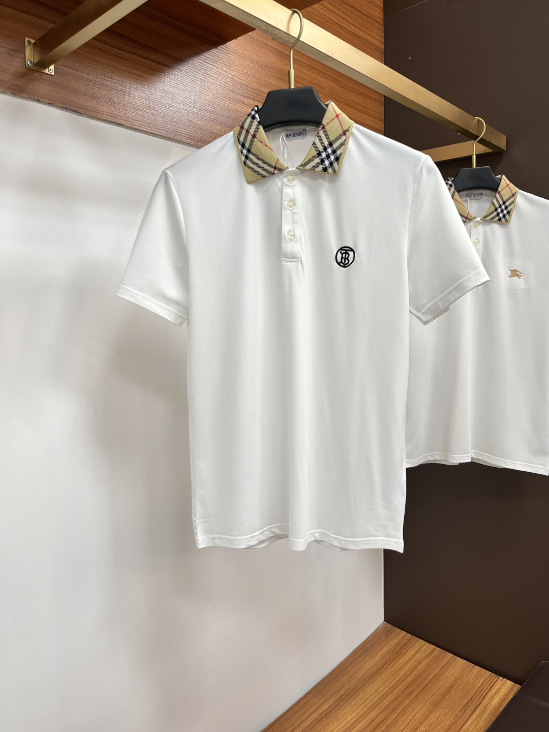 NO:776763,Burberry's 2026 spring and summer classic Polo collar design, with simple single-breasted buttons, neat and smooth lines, cleverly modifying the neck line, showing an elegant gentleman's style. The exquisite brand logo on the left chest is made of seamless gluing technology, which is delicate and smooth, revealing a luxurious texture in a low-key manner, showing the brand's ingenuity and pursuit of quality in every detail.  Selected high-quality fabrics are soft and smooth to the touch, have good breathability, and are comfortable to wear. Whether paired with casual trousers to attend business occasions to show professionalism or combined with jeans to create a daily look to create a relaxed and comfortable atmosphere, it can be perfectly adapted. ZJ helps you interpret various styles with ease and show your unique taste. Sizes M-3XL,, burberry, jeans,19860909巴宝莉 2026春夏经典的Polo领设计,搭配简洁的单排扣,线条利落流畅,巧妙修饰颈部线条,彰显优雅绅士格调.左胸处精致的品牌标识,采用无痕压胶工艺,细腻而平整,低调间流露奢华质感,于细微之处展现品牌匠心与品质追求. 精选优质面料,触感柔软顺滑,透气性佳,穿着舒适自在.无论是搭配休闲西裤出席商务场合,展现专业干练；还是与牛仔裤组合打造日常造型,营造轻松惬意氛围,它都能完美适配,ZJ助你以从容姿态诠释多样风格,尽显独特品味. 尺码M-3XL,,burberry,jeans,,Men's clothing