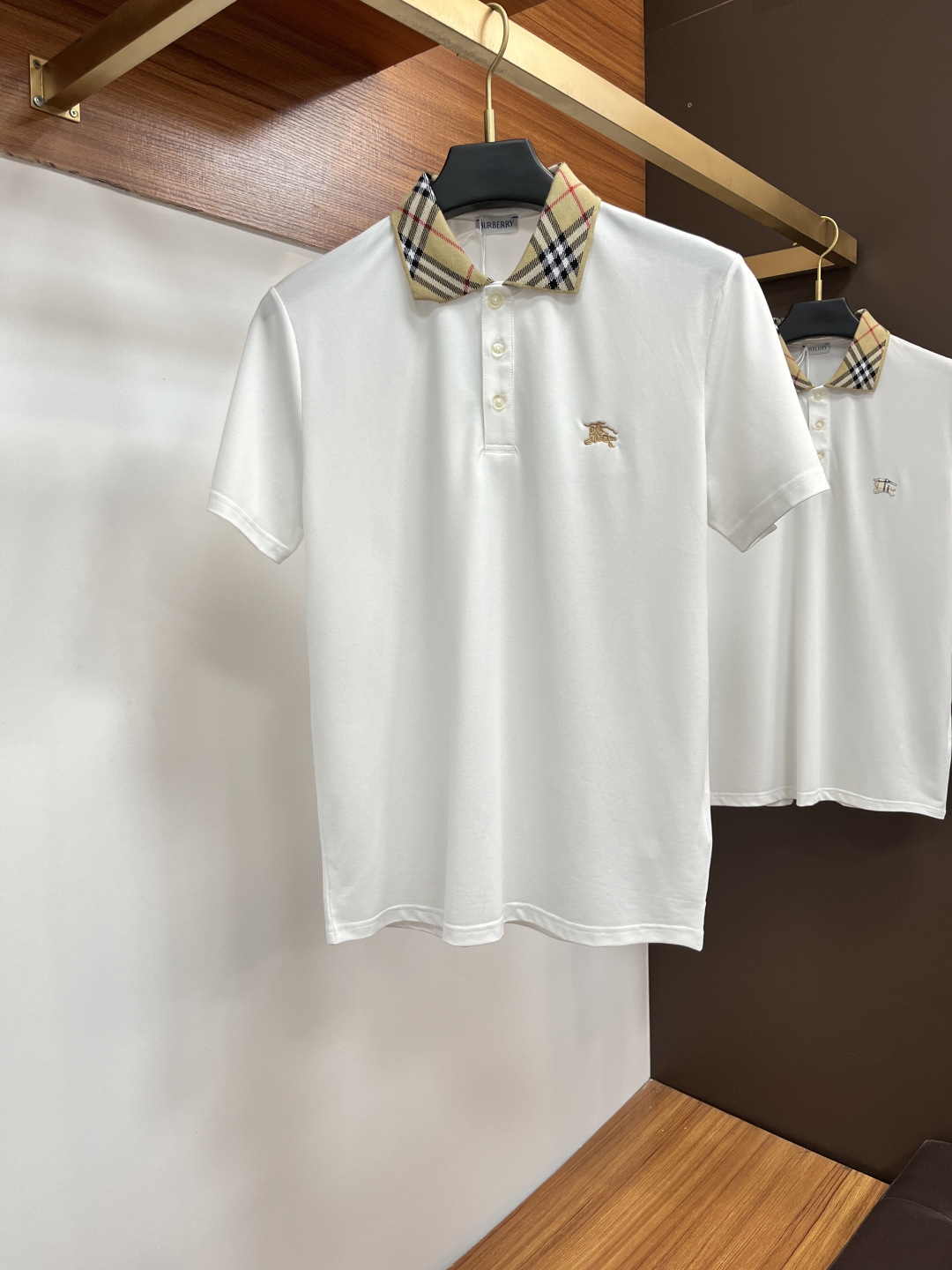 NO:528540,Burberry's classic Polo collar design in spring and summer 2025 is matched with simple single-breasted lines, neat and smooth lines, cleverly modifying the neck lines, showing elegant and gentlemanly style. The exquisite brand logo on the left chest adopts traceless pressing process, delicate and flat, and low-key reveals luxurious texture, showing the brand's ingenuity and quality pursuit in the subtleties. Selected high-quality fabrics, soft and smooth, with good breathability, and comfortable and comfortable wearing. Whether it is to wear casual trousers to show professionalism and ability; or to combine them with jeans to create a daily look to create a relaxed and comfortable atmosphere, it can be perfectly adapted. ZJ helps you interpret diverse styles with a calm attitude and show your unique taste. Size M-3XL, burberry, jeans, alexander wang19860909巴宝莉 2025春夏经典的Polo领设计,搭配简洁的单排扣,线条利落流畅,巧妙修饰颈部线条,彰显优雅绅士格调.左胸处精致的品牌标识,采用无痕压胶工艺,细腻而平整,低调间流露奢华质感,于细微之处展现品牌匠心与品质追求. 精选优质面料,触感柔软顺滑,透气性佳,穿着舒适自在.无论是搭配休闲西裤出席商务场合,展现专业干练；还是与牛仔裤组合打造日常造型,营造轻松惬意氛围,它都能完美适配,ZJ助你以从容姿态诠释多样风格,尽显独特品味. 尺码M-3XL,,burberry,jeans,alexander wang,Men's clothing