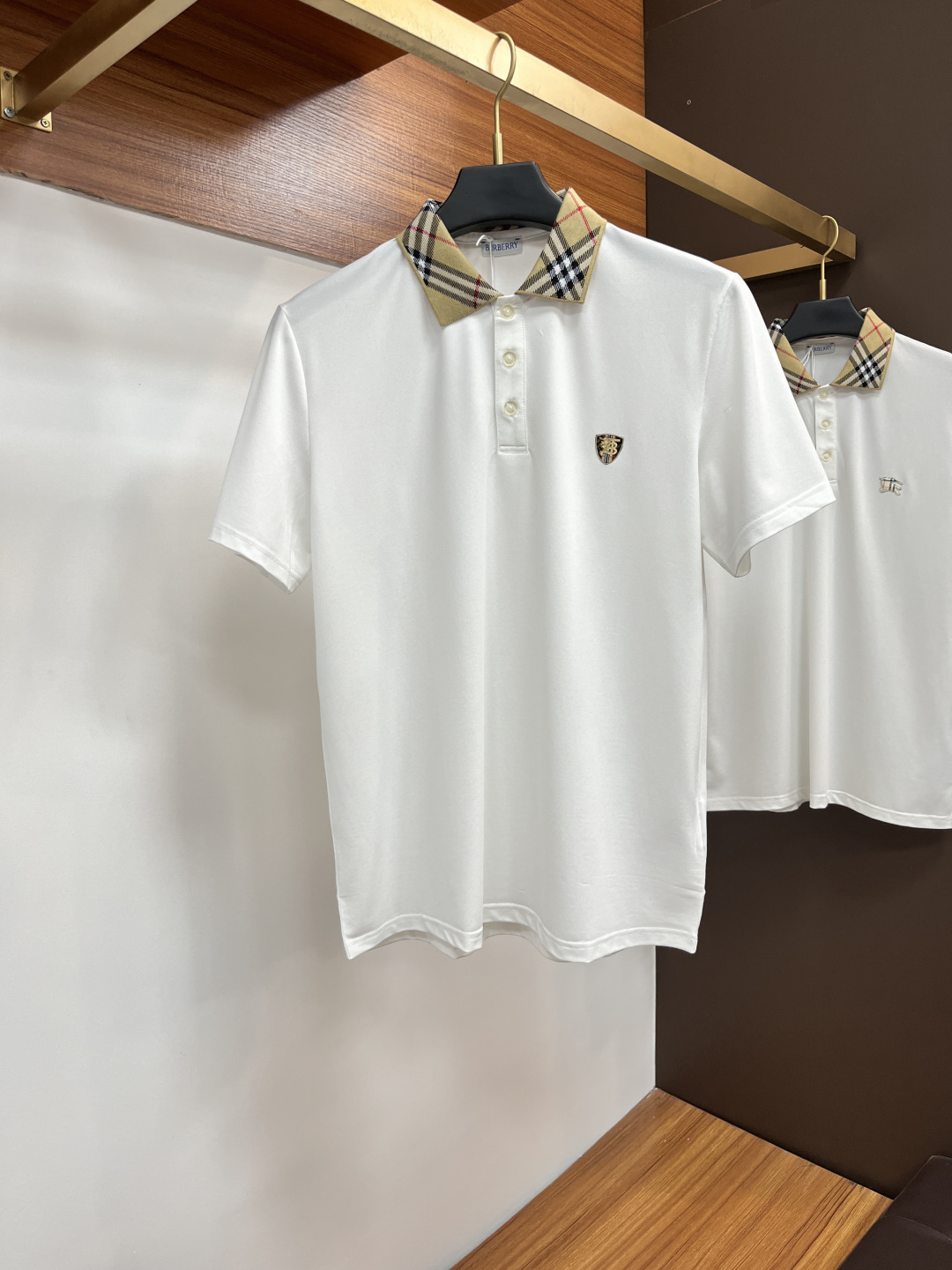 NO:515609,Burberry's classic Polo collar design in spring and summer 2025 is matched with simple single-breasted lines, neat and smooth lines, cleverly modifying the neck lines, showing elegant and gentlemanly style. The exquisite brand logo on the left chest adopts traceless pressing process, delicate and flat, and low-key reveals luxurious texture, showing the brand's ingenuity and quality pursuit in the subtleties. Selected high-quality fabrics, soft and smooth, with good breathability, and comfortable and comfortable wearing. Whether it is to wear casual trousers to show professionalism and ability; or to combine them with jeans to create a daily look to create a relaxed and comfortable atmosphere, it can be perfectly adapted. ZJ helps you interpret diverse styles with a calm attitude and show your unique taste. Size M-3XL, burberry, jeans, alexander wang19860909巴宝莉 2025春夏经典的Polo领设计,搭配简洁的单排扣,线条利落流畅,巧妙修饰颈部线条,彰显优雅绅士格调.左胸处精致的品牌标识,采用无痕压胶工艺,细腻而平整,低调间流露奢华质感,于细微之处展现品牌匠心与品质追求. 精选优质面料,触感柔软顺滑,透气性佳,穿着舒适自在.无论是搭配休闲西裤出席商务场合,展现专业干练；还是与牛仔裤组合打造日常造型,营造轻松惬意氛围,它都能完美适配,ZJ助你以从容姿态诠释多样风格,尽显独特品味. 尺码M-3XL,,burberry,jeans,alexander wang,Men's clothing