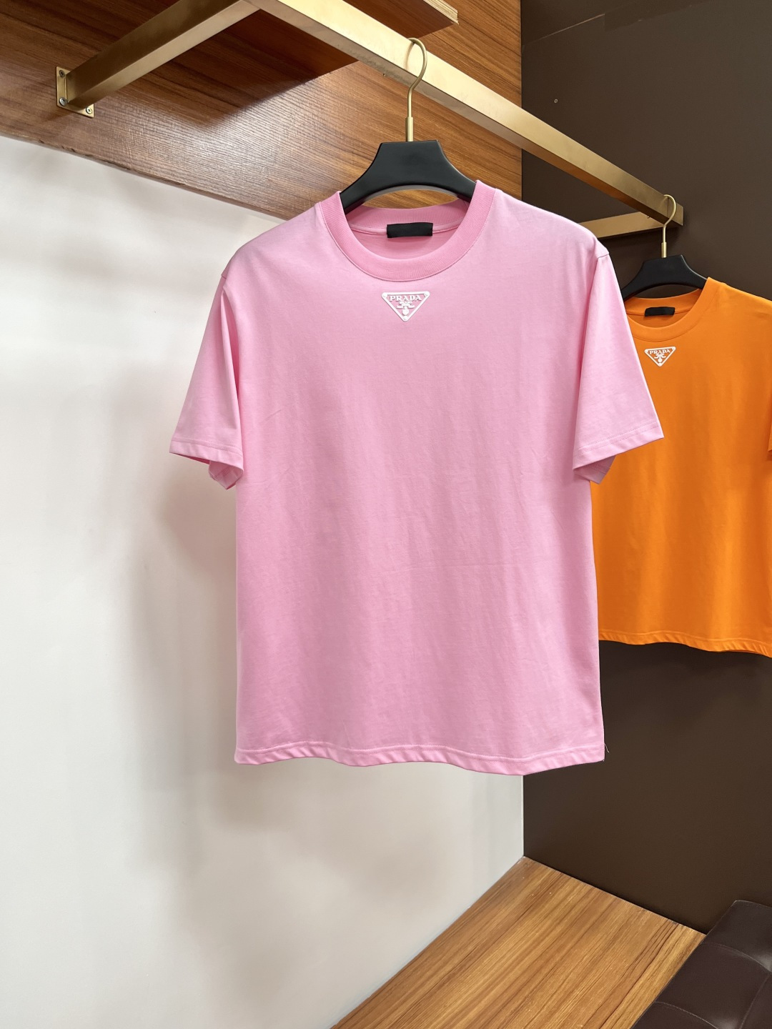 NO:537228,Prada 25 Spring and Summer New Brand Letter Logo Logo Short Sleeve T-shirt, DB Customized 80 Double-Strand Mercerized Cotton Fabric; Six Colors Size M-3XL Please report height and weight for the order, prada, T-shirt,tees, t-shirt,alexander wang19860909普拉达 25春夏新品品牌字母徽标标识短袖T恤,DB定制80支双股丝光棉面料；六色齐发 尺码M-3XL 报单请报身高体重,,prada,T-shirt,tees，t-shirt,alexander wang,Men's clothing