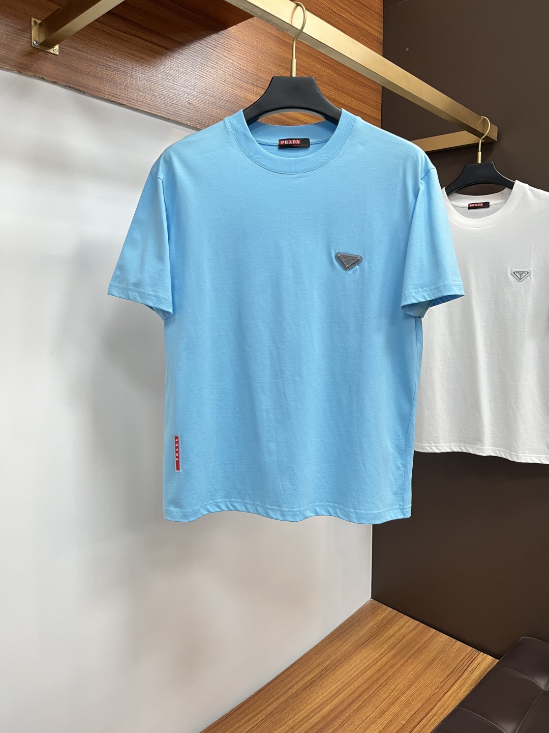 NO:523213,Prada 25 Spring and Summer New Brand Letter Logo Logo Short Sleeve T-shirt, DB Customized 80 Double-Strand Mercerized Cotton Fabric; Six Colors Size M-3XL Please report height and weight for the order, prada, T-shirt,tees, t-shirt,alexander wang19860909普拉达 25春夏新品品牌字母徽标标识短袖T恤,DB定制80支双股丝光棉面料；六色齐发 尺码M-3XL 报单请报身高体重,,prada,T-shirt,tees，t-shirt,alexander wang,Men's clothing