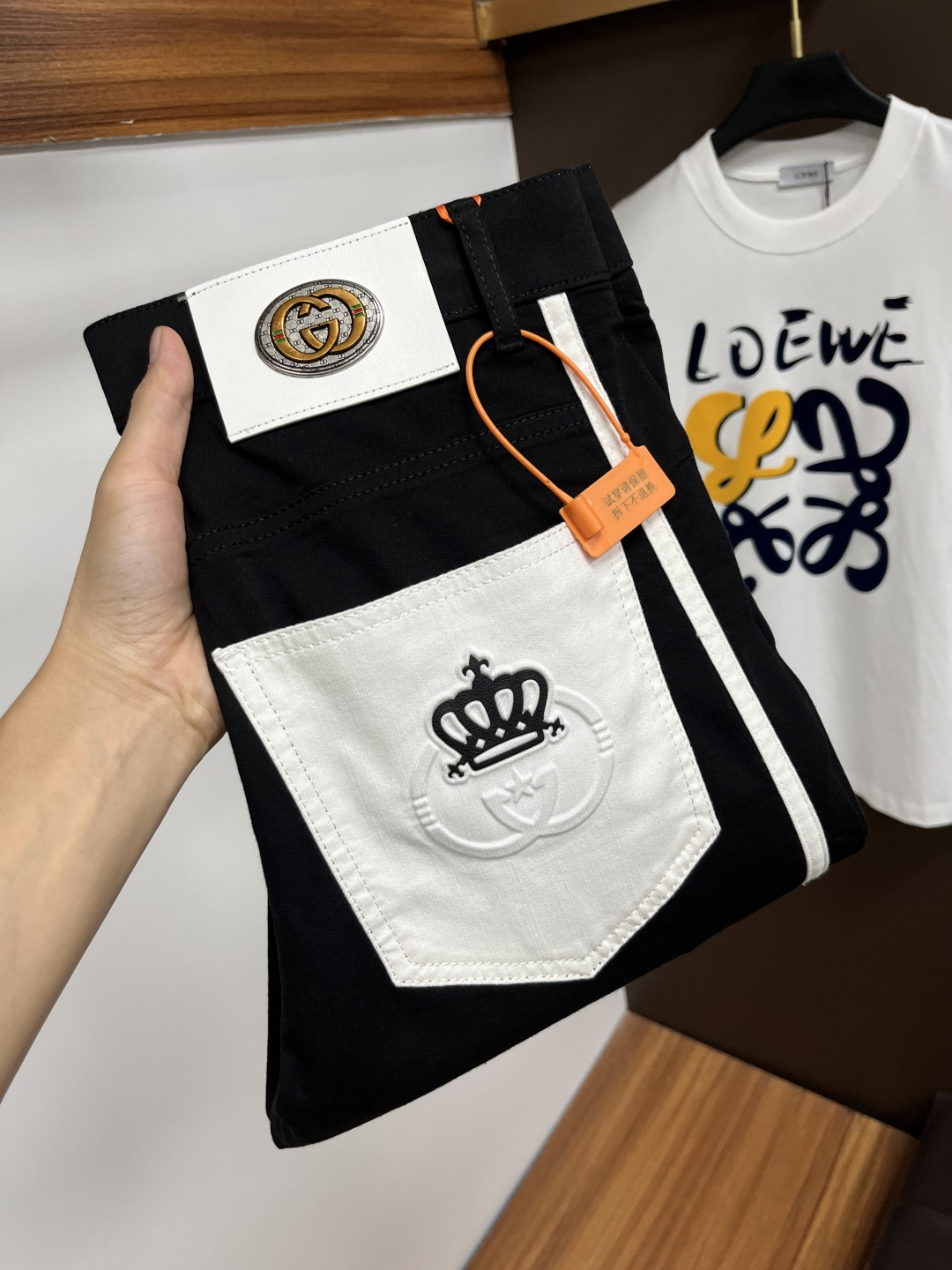 NO:519587,Guqi 2025ss Snake Summer New Year Jeans. Original 1:1 production, perfect choice for daily life, simple, elegant, fashionable and stylish, customized imported tannin fabric, heavy industry washing process, complex and exquisite workmanship. Easy to cater to the needs of all seasons, soft and elastic, smooth and neat, original auxiliary hardware, L40 upper body comfortable and easy to match, durable code number 29-38, jeans, alexander wang19860909古奇 2025ss蛇年夏季贺岁款牛仔裤.原单1:1制作,日常必备的完美之选,简单大气亦时尚有型,定制进口丹宁面料 ,重工洗水工艺,做工复杂工艺精湛.轻松迎合四季需要,手感柔软带弹力,流畅利落,原版辅料五金,L40上身舒适非常易搭耐看码数29-38,,jeans,alexander wang,Men's clothing