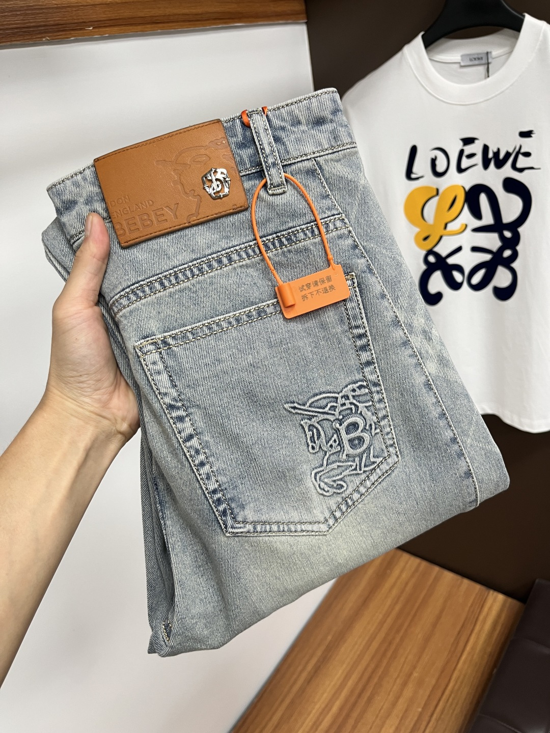 NO:519589,Burberry 2025ss Snake Summer New Year jeans. Original 1:1 production, perfect choice for daily life, simple, atmospheric, fashionable and stylish, customized imported tannin fabric, heavy industry washing process, complex and exquisite workmanship. It is easy to meet the needs of all seasons, soft and elastic, smooth and neat, original auxiliary materials, L40 upper body comfortable and easy to match, durable code number 29-38, burberry, jeans, alexander wang19860909巴宝莉 2025ss蛇年夏季贺岁款牛仔裤.原单1:1制作,日常必备的完美之选,简单大气亦时尚有型,定制进口丹宁面料 ,重工洗水工艺,做工复杂工艺精湛.轻松迎合四季需要,手感柔软带弹力,流畅利落,原版辅料五金,L40上身舒适非常易搭耐看码数29-38,,burberry,jeans,alexander wang,Men's clothing