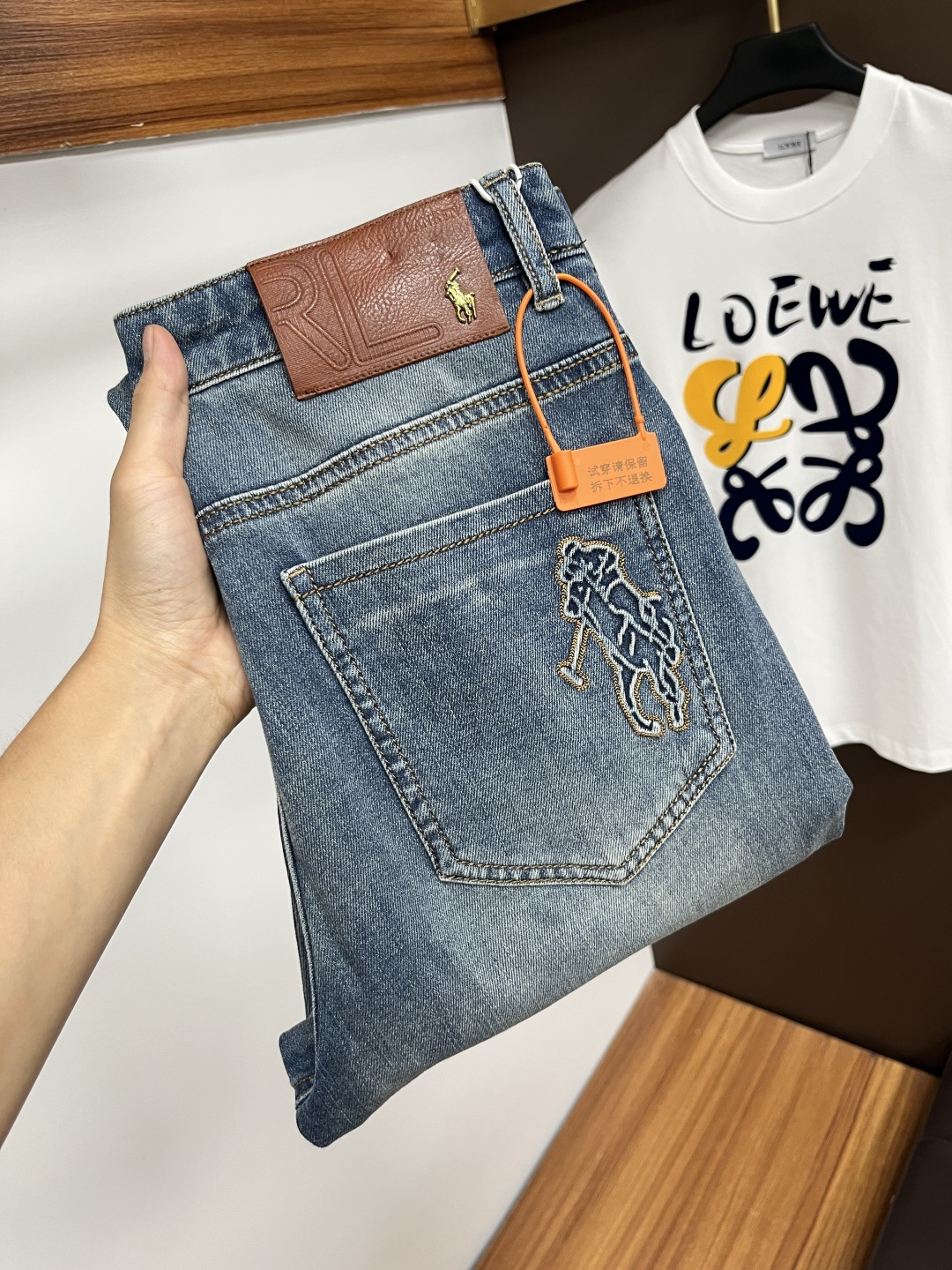 NO:519591,polo 2025ss Snake Year Summer New Year Jeans. Original 1:1 production, perfect choice for daily life, simple, atmospheric, fashionable and stylish, customized imported tannin fabric, heavy industry washing process, complex and exquisite workmanship. It is easy to meet the needs of all seasons, soft and elastic, smooth and neat, original auxiliary hardware, L40 upper body comfortable and easy to match, durable code number 29-38, jeans, alexander wang19860909polo 2025ss蛇年夏季贺岁款牛仔裤.原单1:1制作,日常必备的完美之选,简单大气亦时尚有型,定制进口丹宁面料 ,重工洗水工艺,做工复杂工艺精湛.轻松迎合四季需要,手感柔软带弹力,流畅利落,原版辅料五金,L40上身舒适非常易搭耐看码数29-38,,jeans,alexander wang,Men's clothing